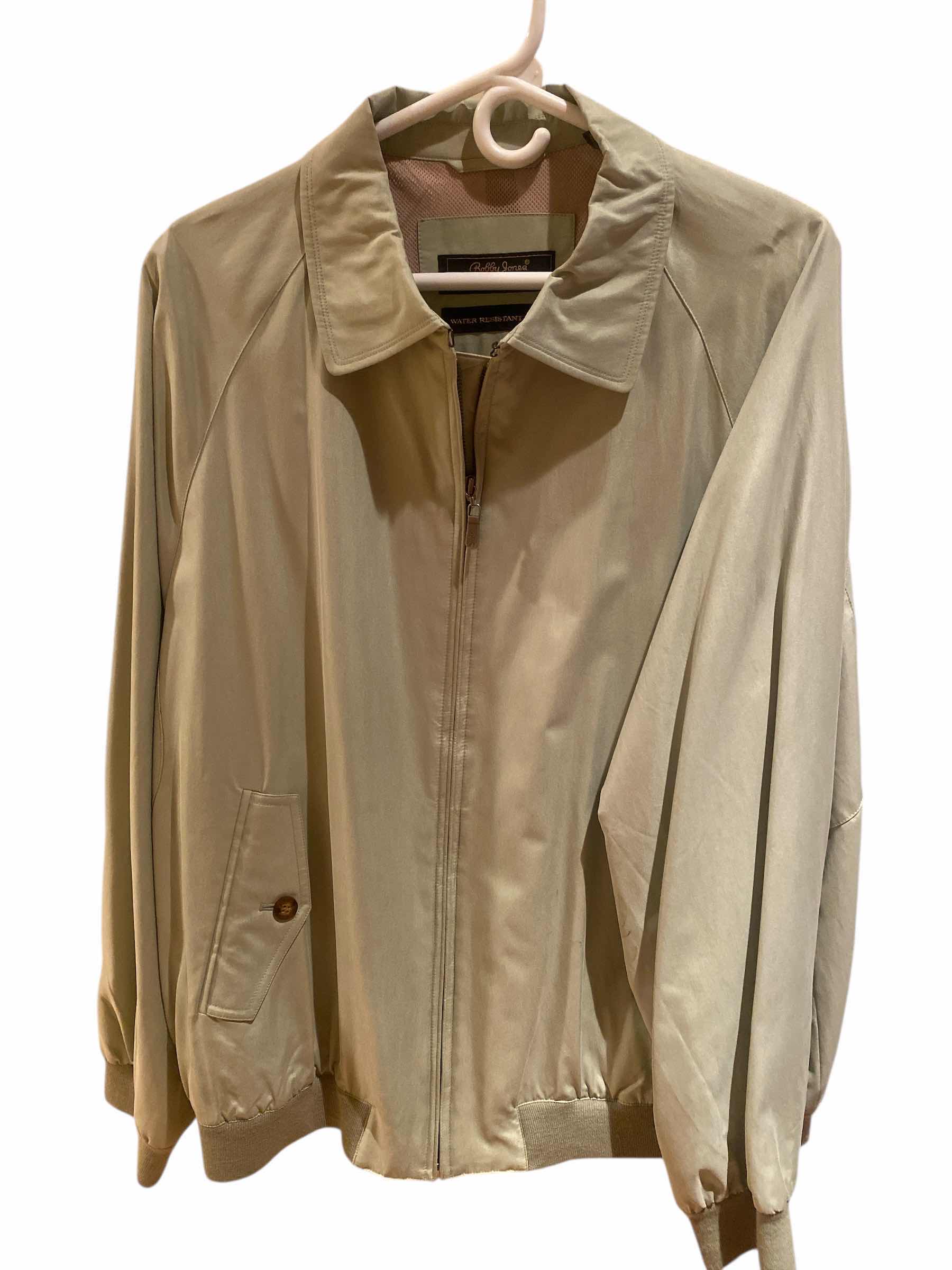 Photo 1 of MENS BOBBY JONES WATER RESISTANT SILK JACKET MENS SIZE LARGE