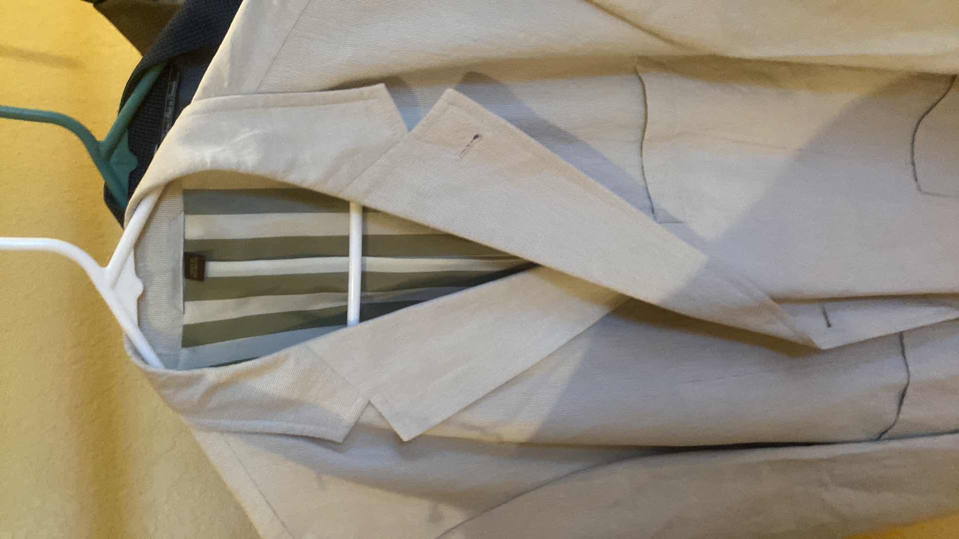 Photo 1 of 5 - OUTERWEAR & SPORTS COATS EST SIZE L / XL