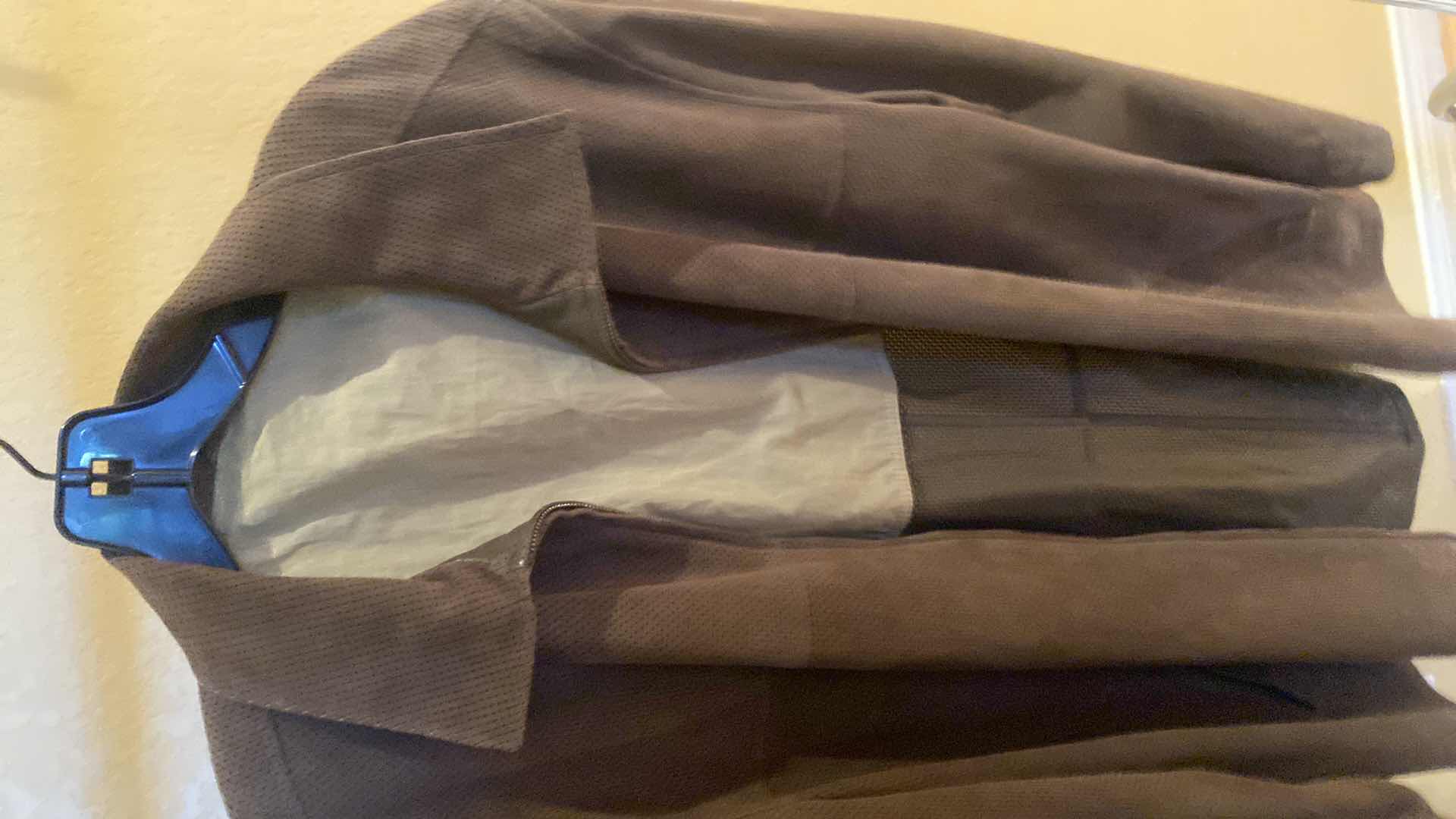 Photo 1 of 5 - OUTERWEAR & SPORTS COATS EST SIZE L / XL