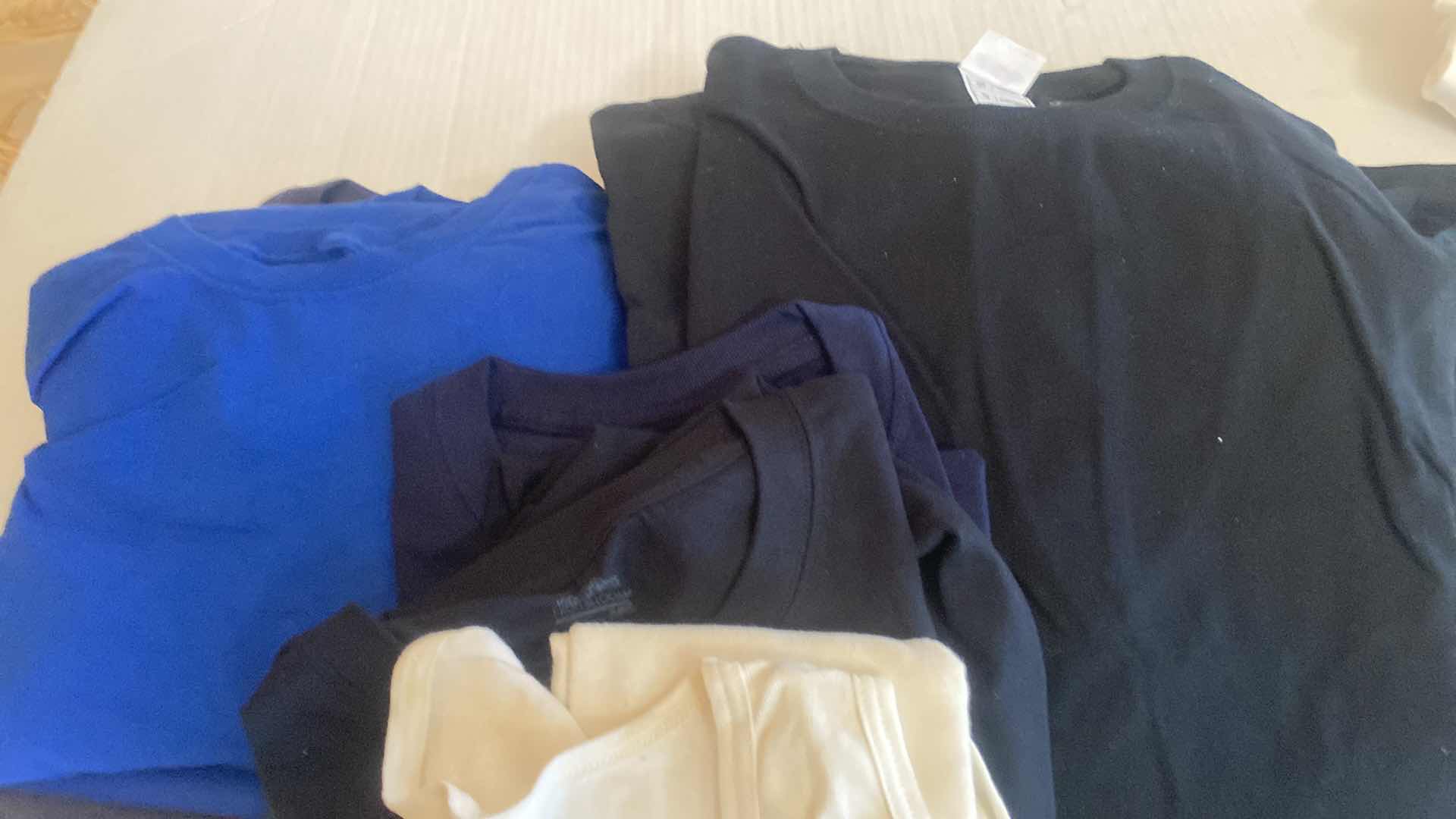 Photo 1 of T-SHIRTS MENSV SIZE XL