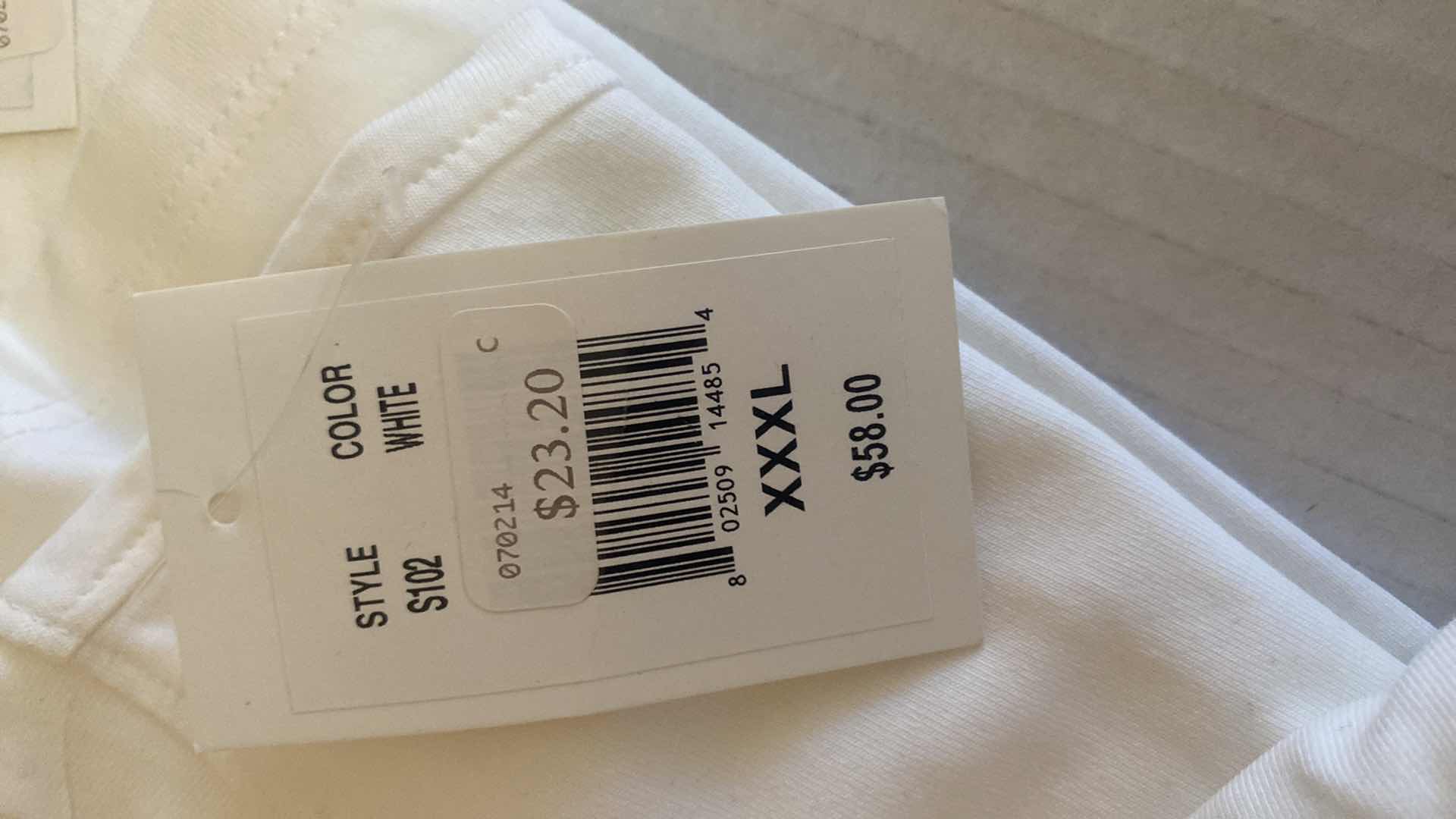 Photo 1 of 3 - SAKS FIFTH AVENUE T-SHIRTS SIZE XXXL