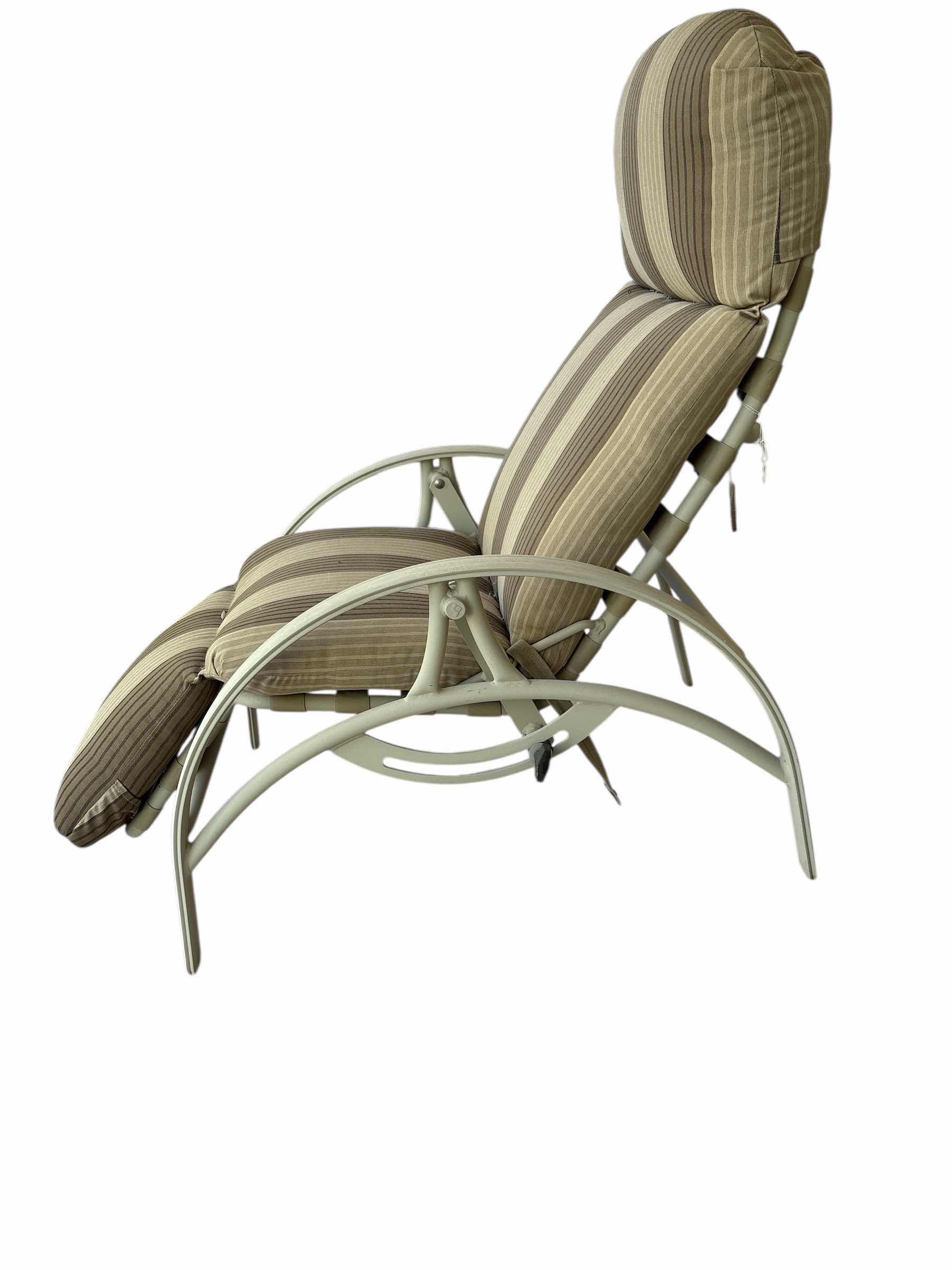 Photo 1 of (2)PCS OUTDOOR LOUNGE CHAIR AND SWIVEL CHAIR H43” ET VALUE $200