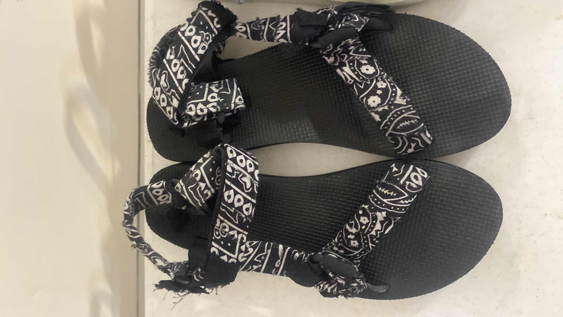 Photo 1 of 2 - WOMENS SANDALS SIZE 11