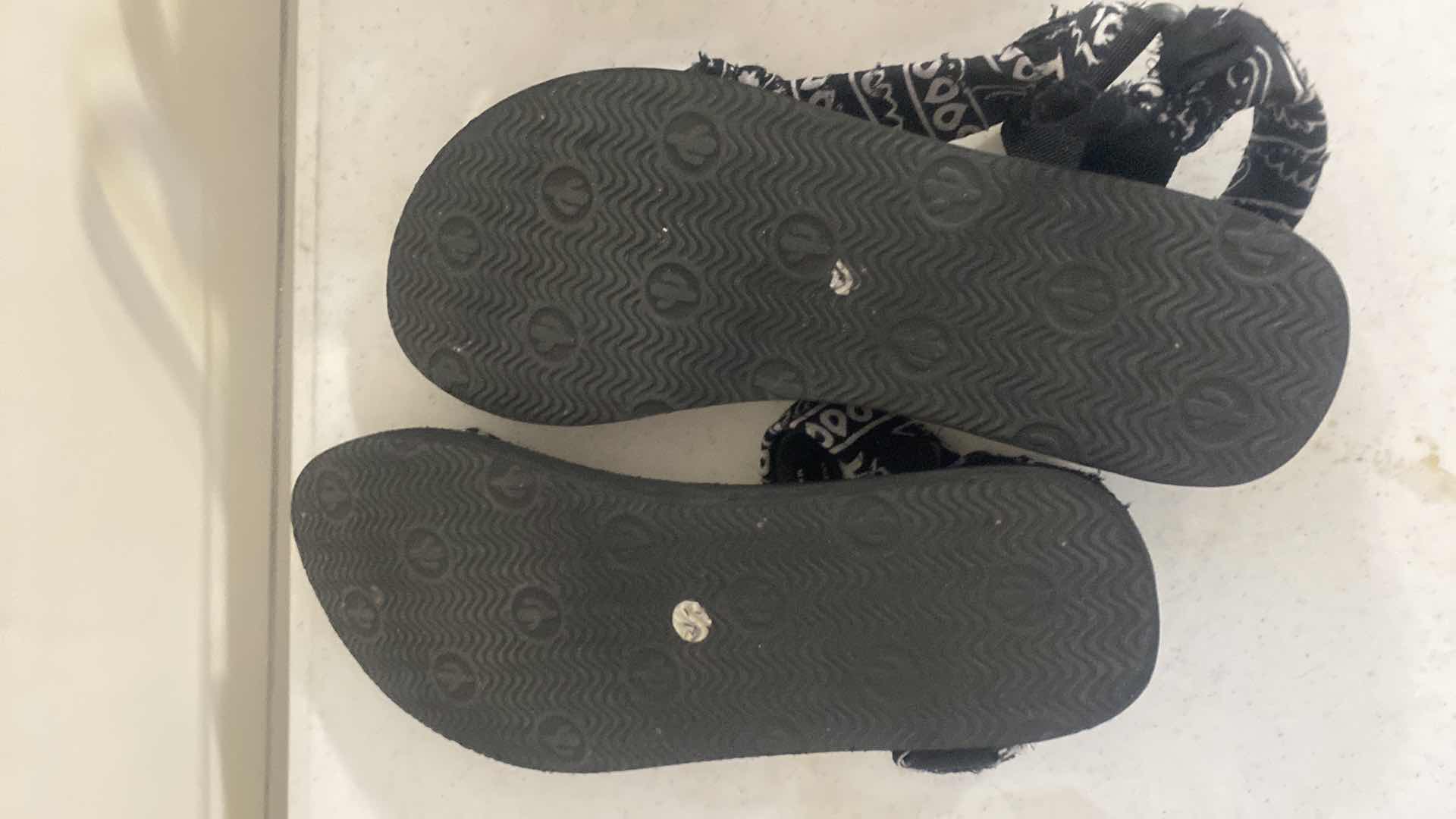 Photo 1 of 2 - WOMENS SANDALS SIZE 11