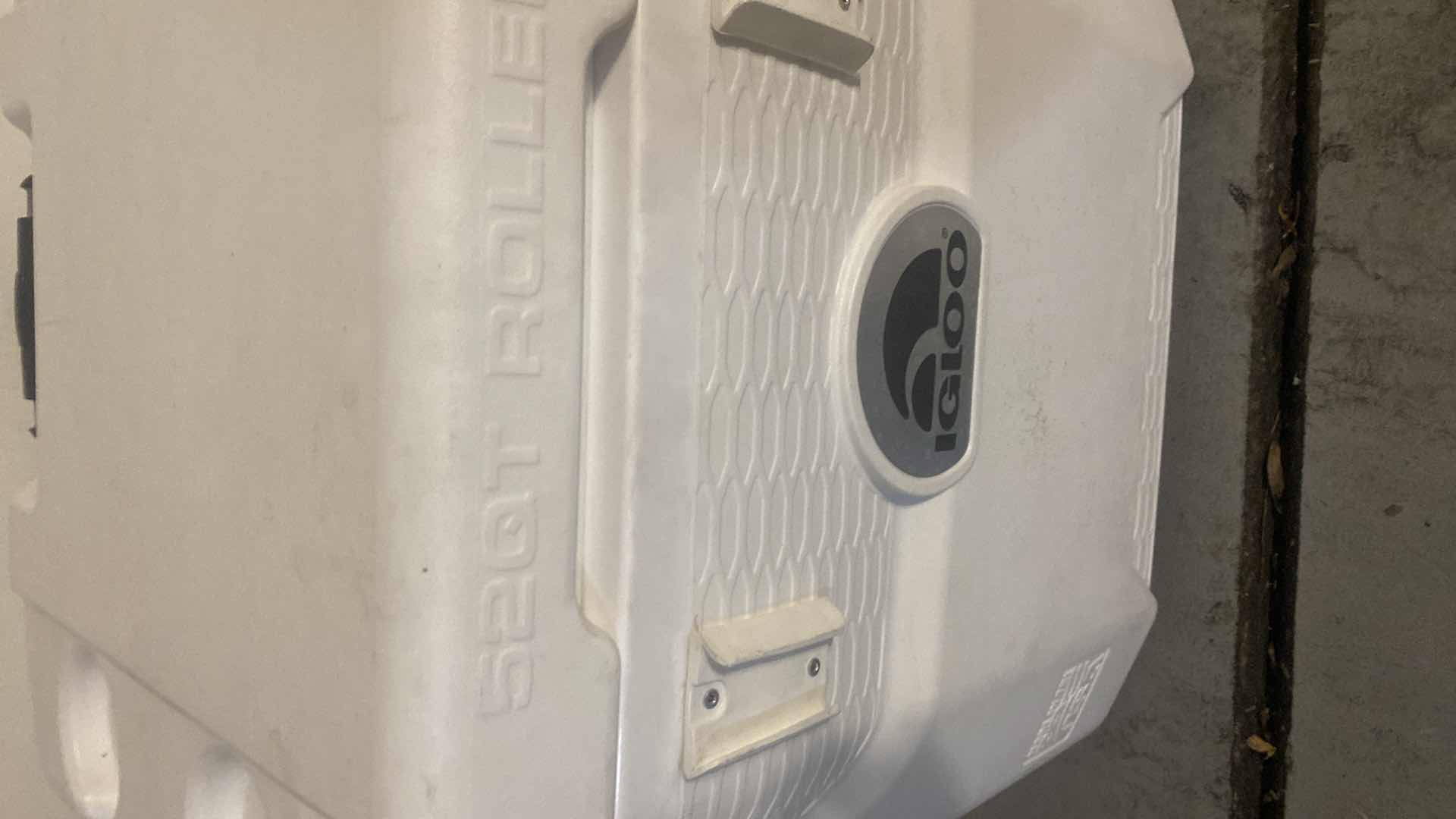 Photo 1 of IGLOO 52 QT ROLLER ICE CHEST