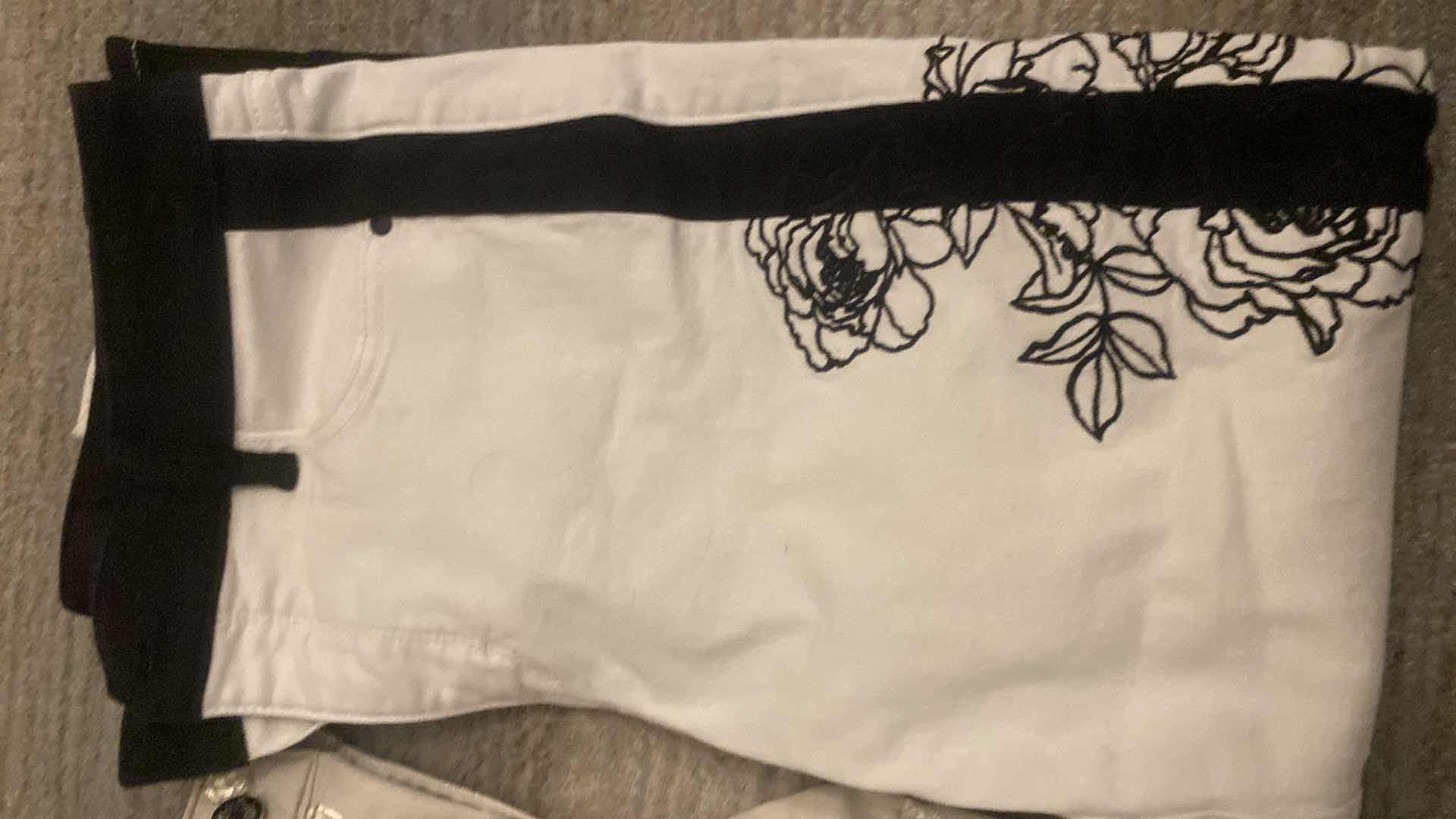 Photo 1 of 2 - WOMENS WHITE HOUSE BLACK MARKET CROP PANTS SIZE 6
