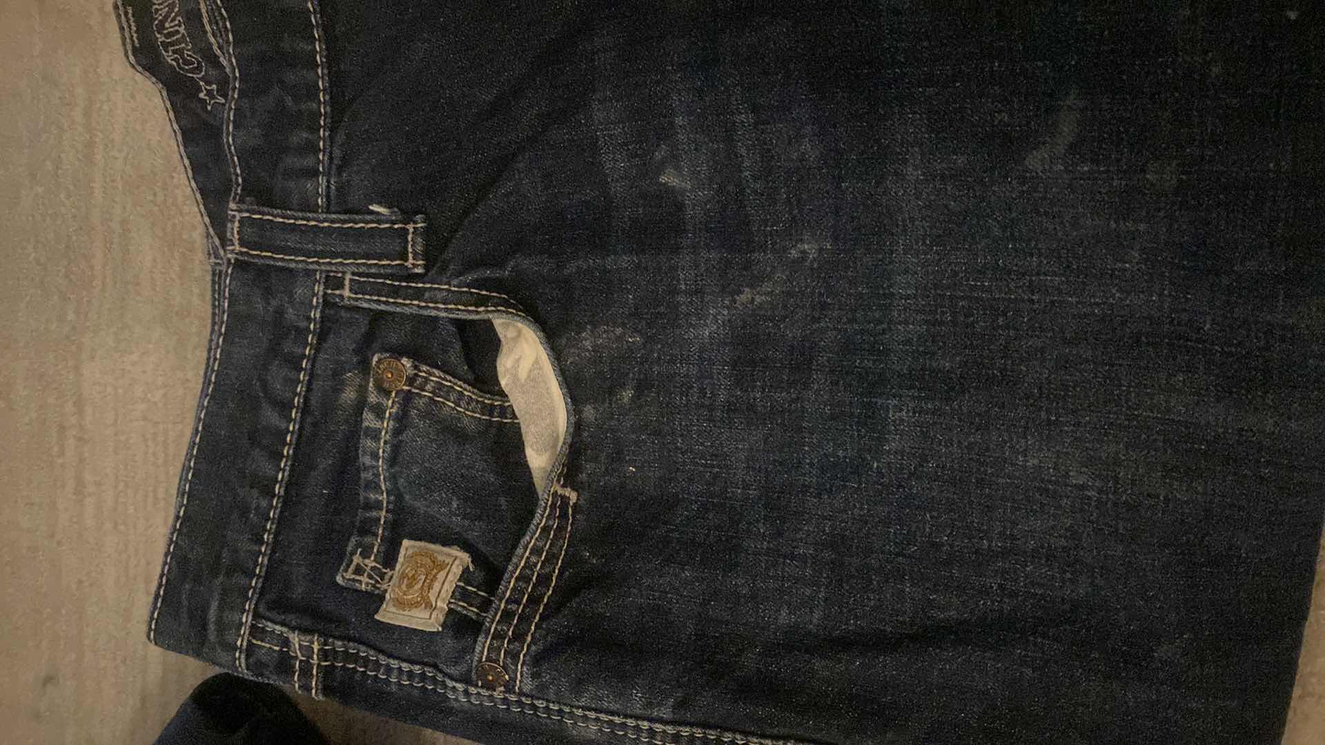 Photo 1 of 2 - MENS CINCH JEANS SIZE 42 L36