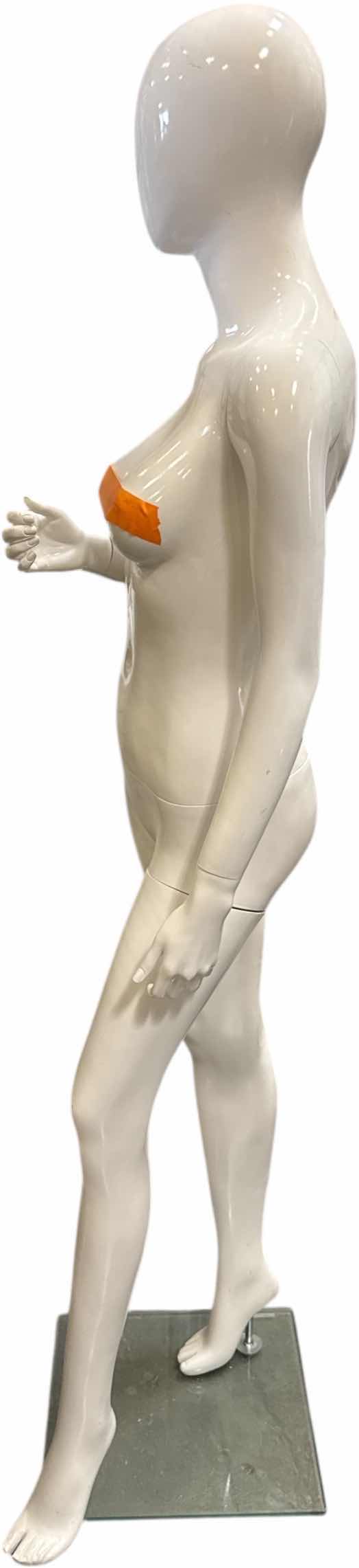 Photo 1 of FEMALE MANNEQUIN ON TEMPERED GLASS WHITE H70”
