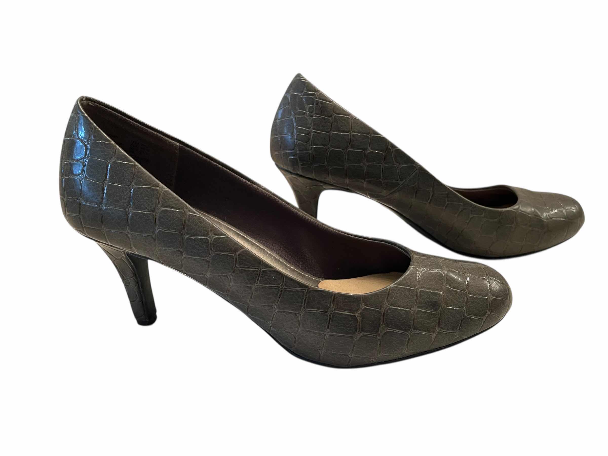 Photo 1 of COMFORT PLUS GRAY GATOR PRINT HEELS WOMENS SIZE 8.5”