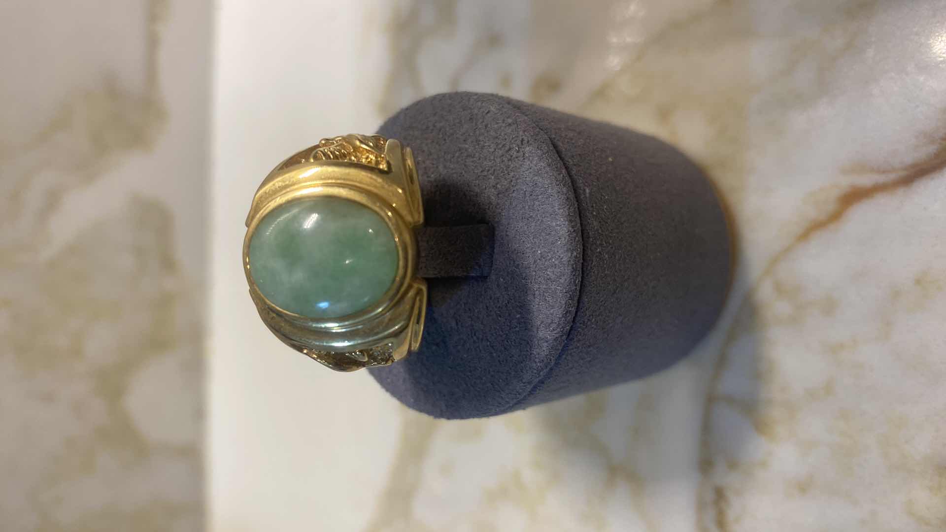 Photo 1 of MENS 14K STAMPED GOLD RING WITH OVAL JADE CABOCHON SIZE 9 TOTAL WEIGHT 11 G JEWELRY