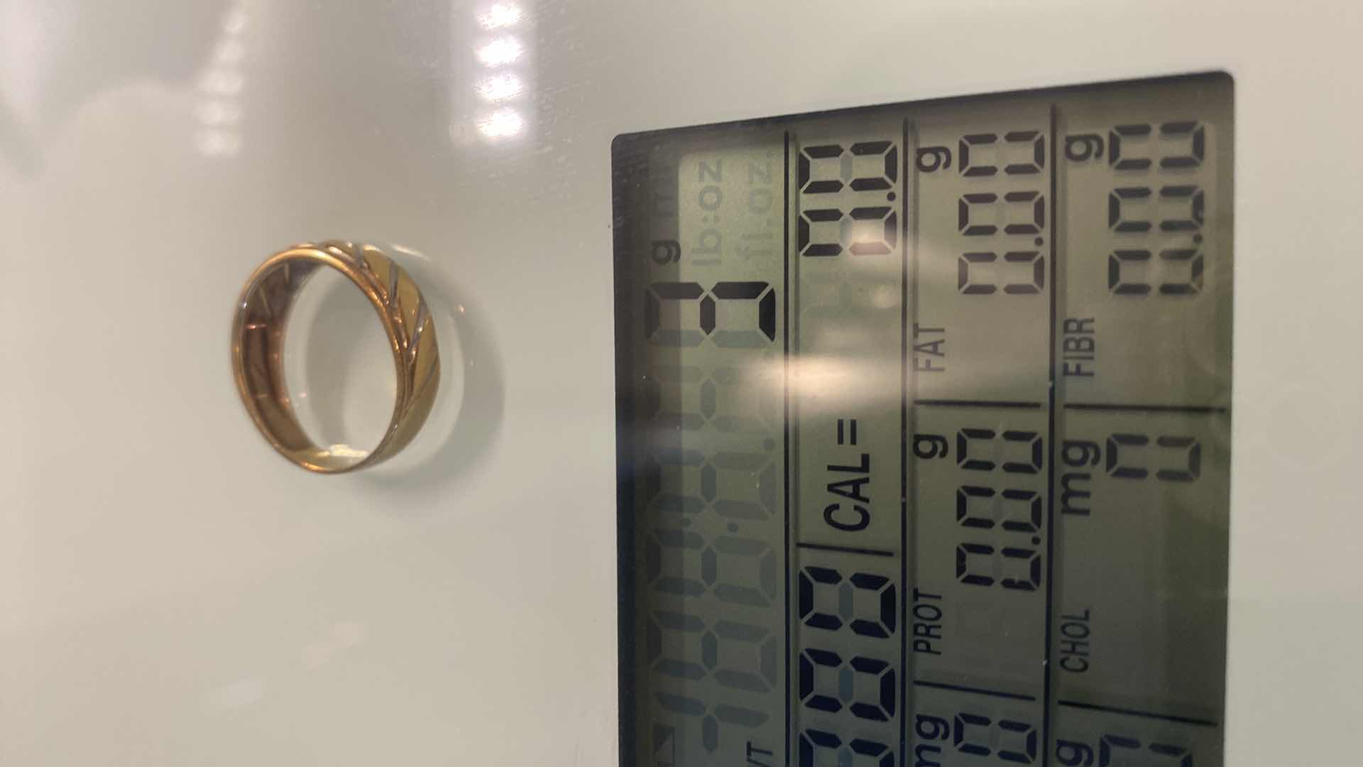 Photo 1 of WOMEN’S RING STAMPED 10 K GOLD 3 G SIZE 8 JEWELRY