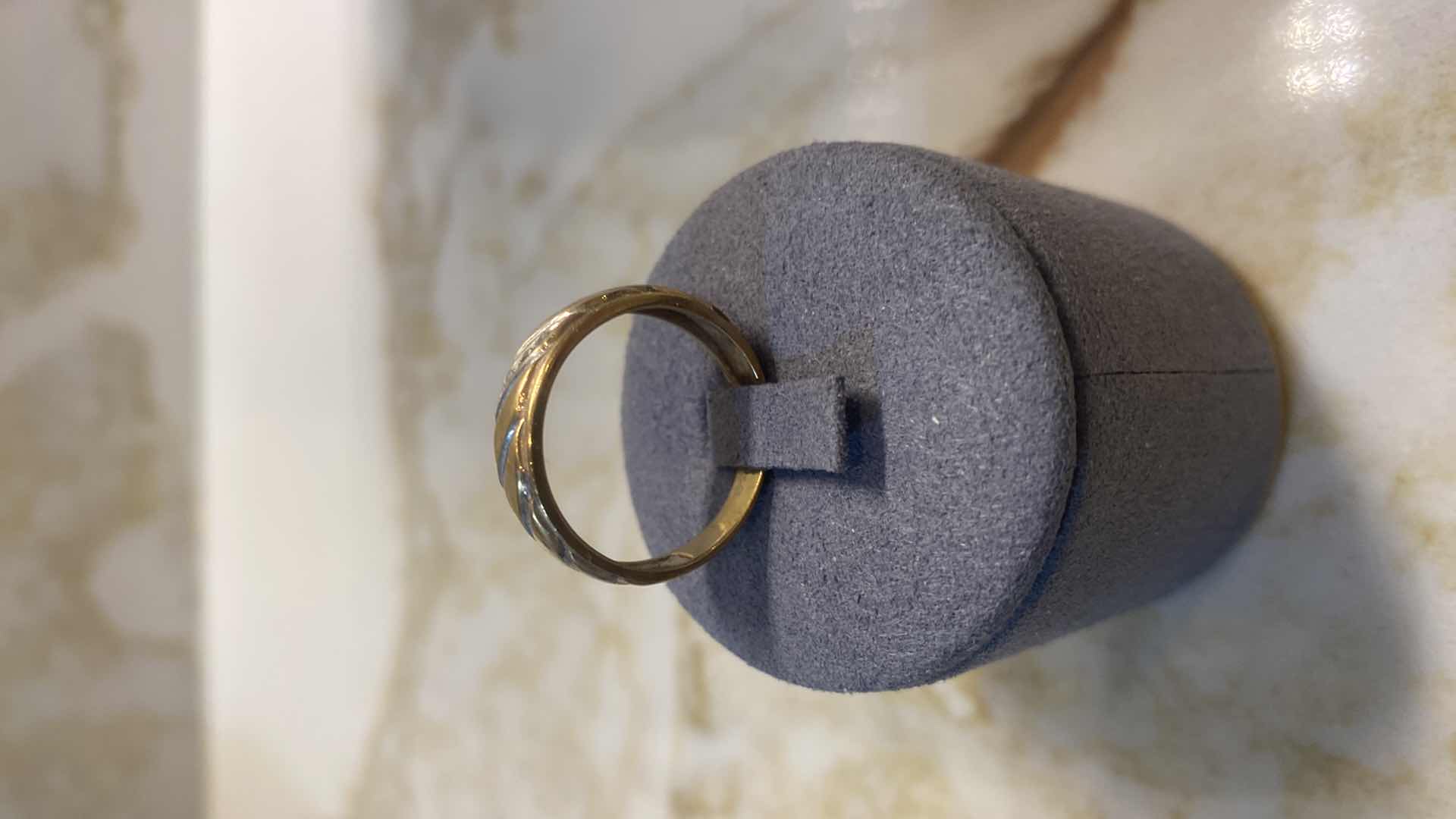 Photo 1 of WOMEN’S RING STAMPED 10 K GOLD 3 G SIZE 8 JEWELRY