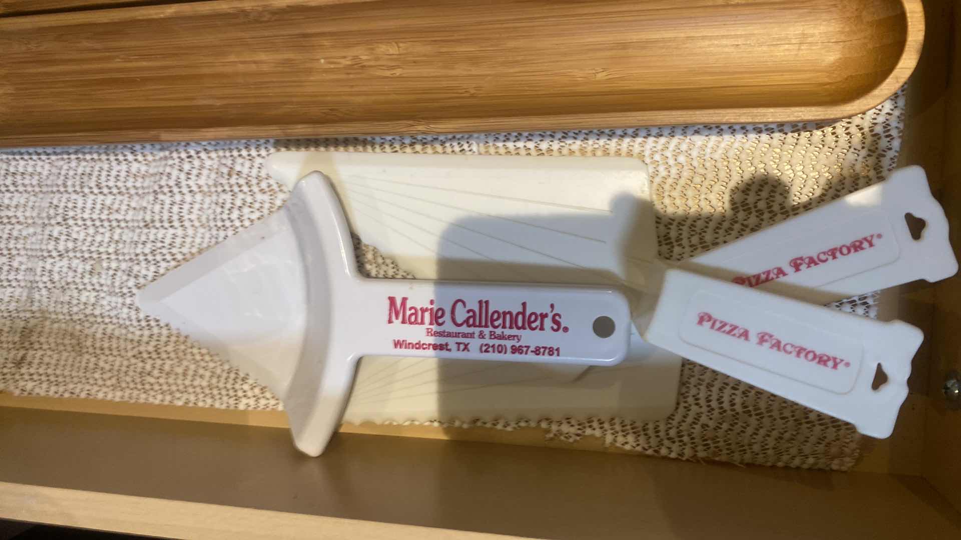 View 2 of CONTENTS OF DRAWER – SILVERWARE KNIVES & PIE ACCESSORIES
