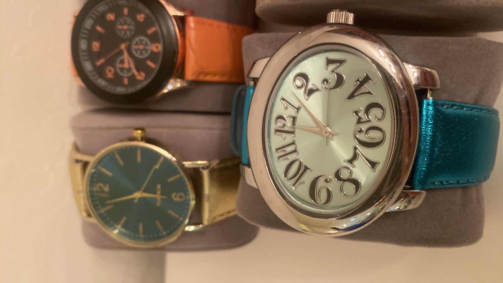 View 2 of WOMEN’S FASHION WATCHES (7)