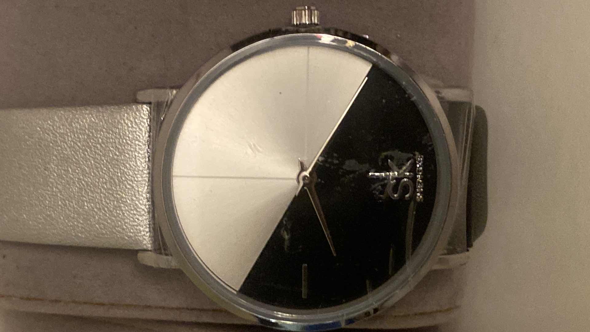 View 3 of WOMEN’S FASHION WATCHES (3)