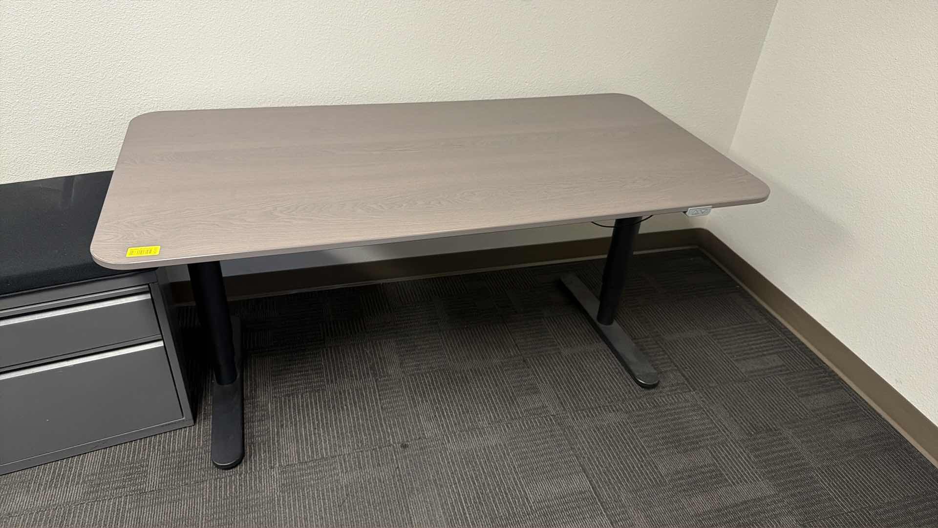 Photo 1 of Electronic sit/stand desk