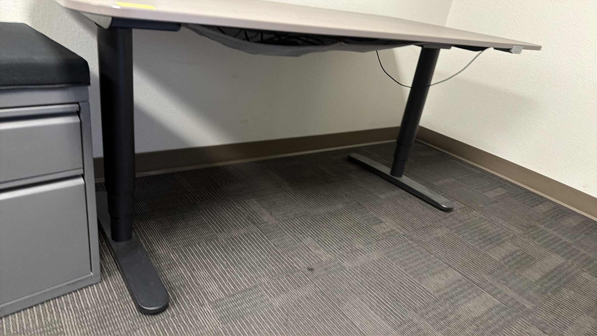Photo 1 of Electronic sit/stand desk