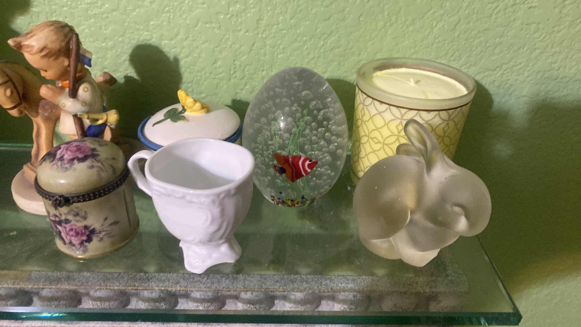 Photo 1 of 7 - ASSORTED DECOR