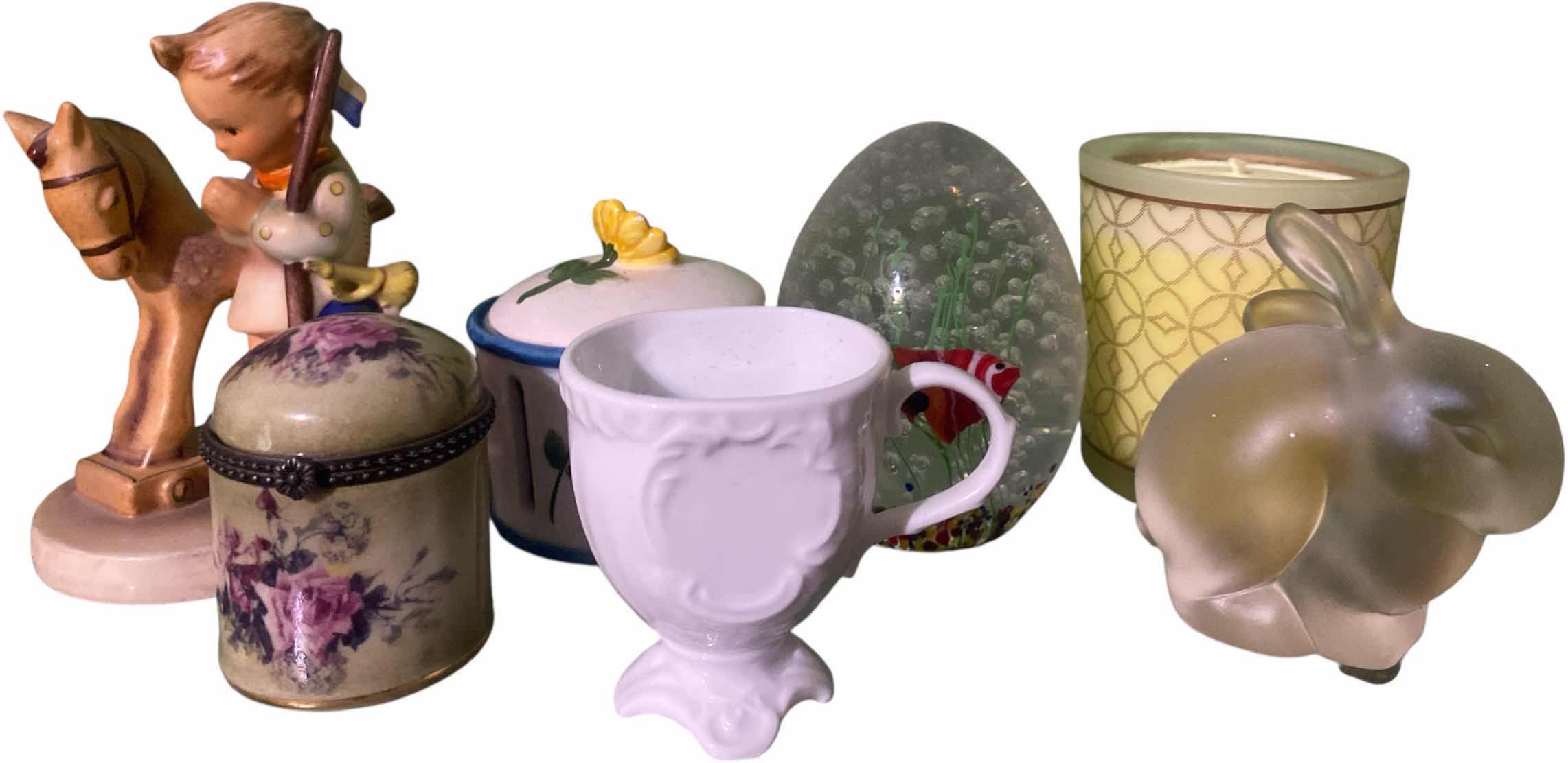 Photo 1 of 7 - ASSORTED DECOR