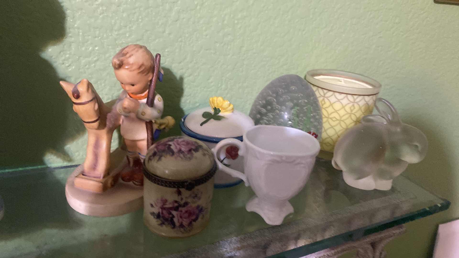Photo 1 of 7 - ASSORTED DECOR