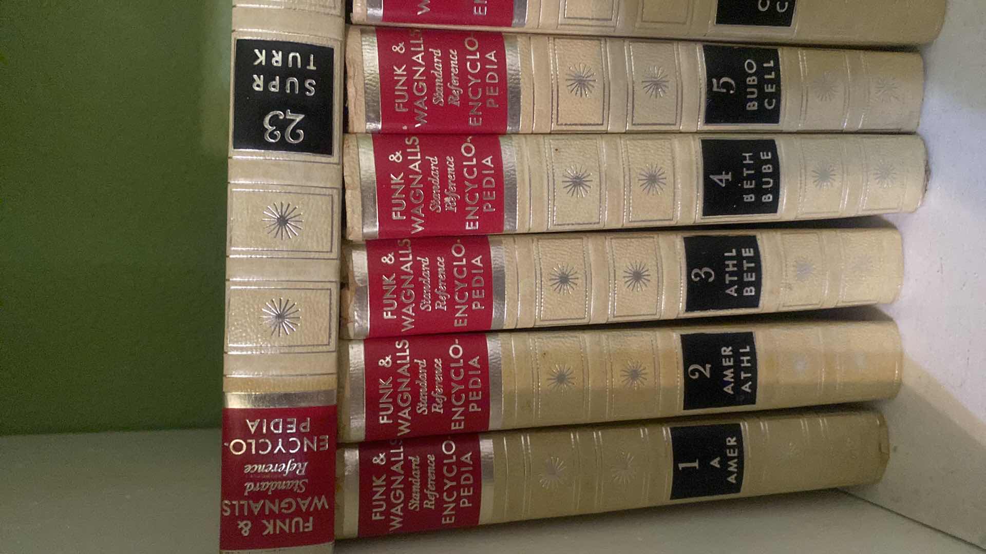 Photo 1 of VINTAGE 1960’s FUNK & WAGNALLS STANDARD REFERENCE ENCYCLOPEDIAS VOLUMES 1-25