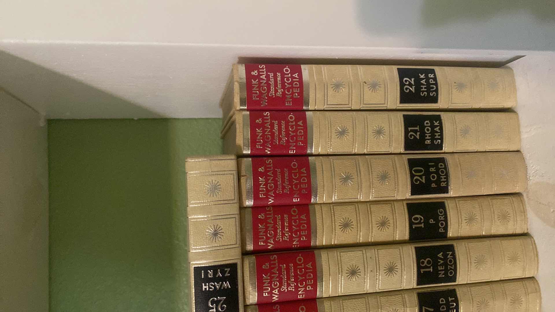 Photo 1 of VINTAGE 1960’s FUNK & WAGNALLS STANDARD REFERENCE ENCYCLOPEDIAS VOLUMES 1-25
