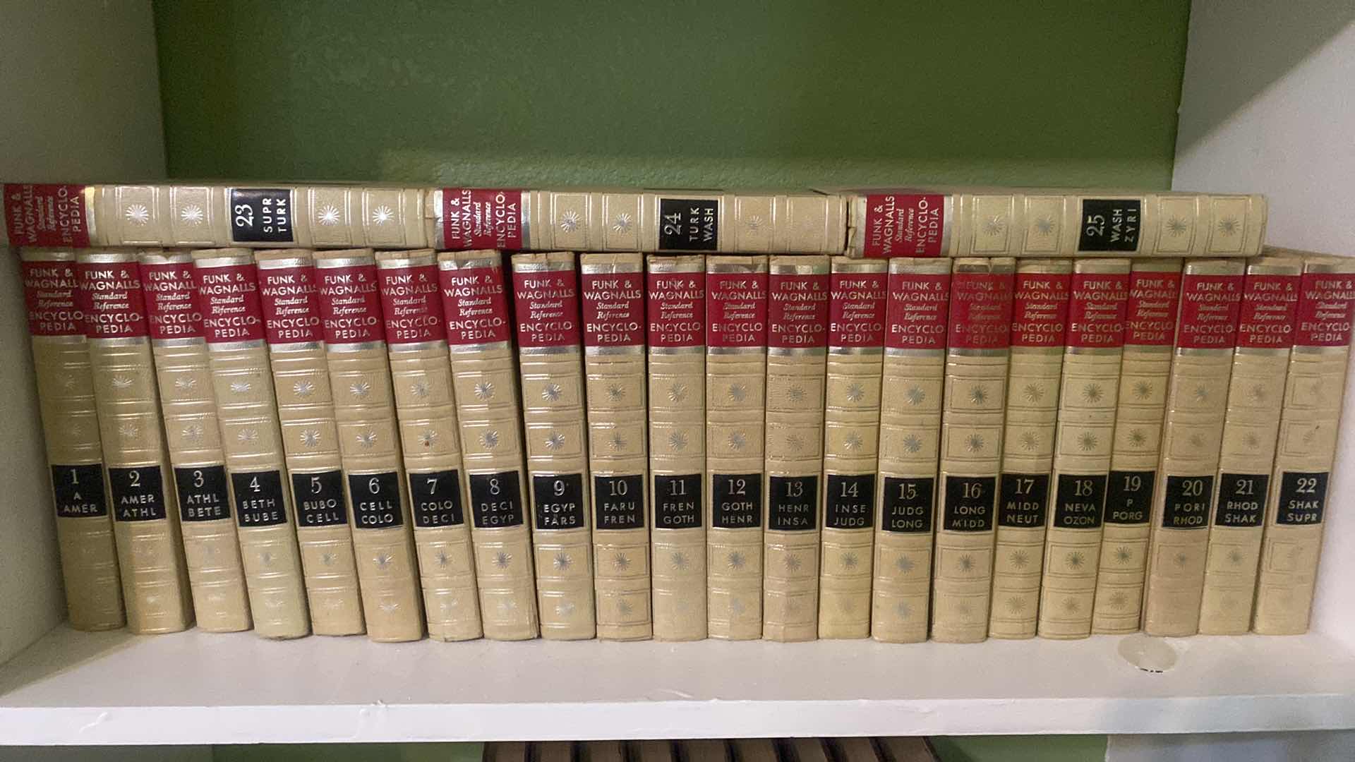 Photo 1 of VINTAGE 1960’s FUNK & WAGNALLS STANDARD REFERENCE ENCYCLOPEDIAS VOLUMES 1-25