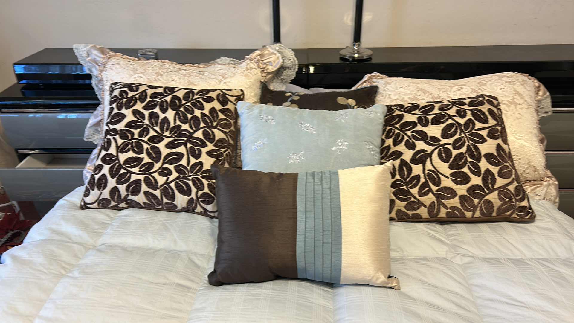 Photo 1 of FULL / QUEEN COMFORTER WITH SEVEN PILLOWS
