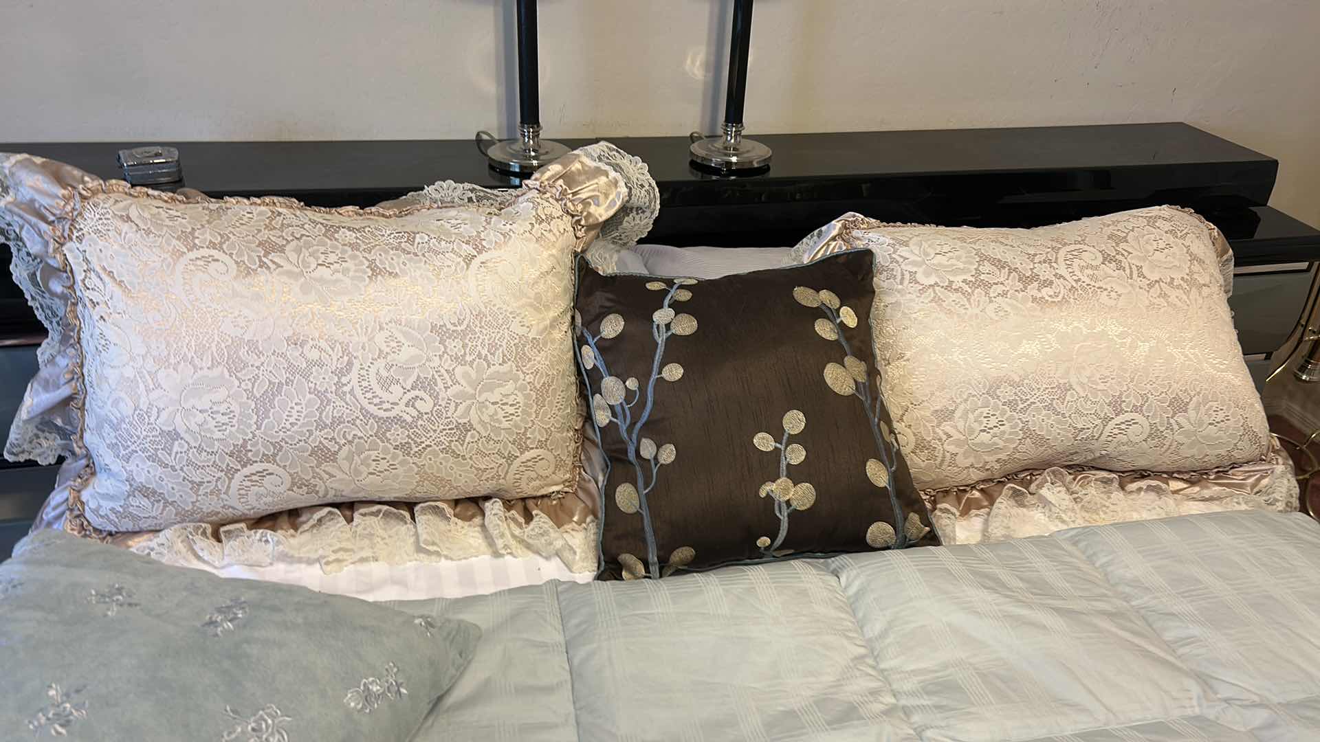 Photo 1 of FULL / QUEEN COMFORTER WITH SEVEN PILLOWS