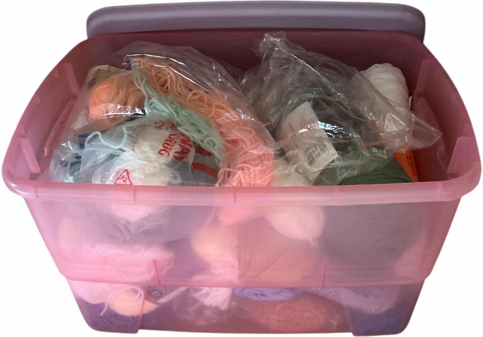 Photo 1 of TOTE WITH YARN