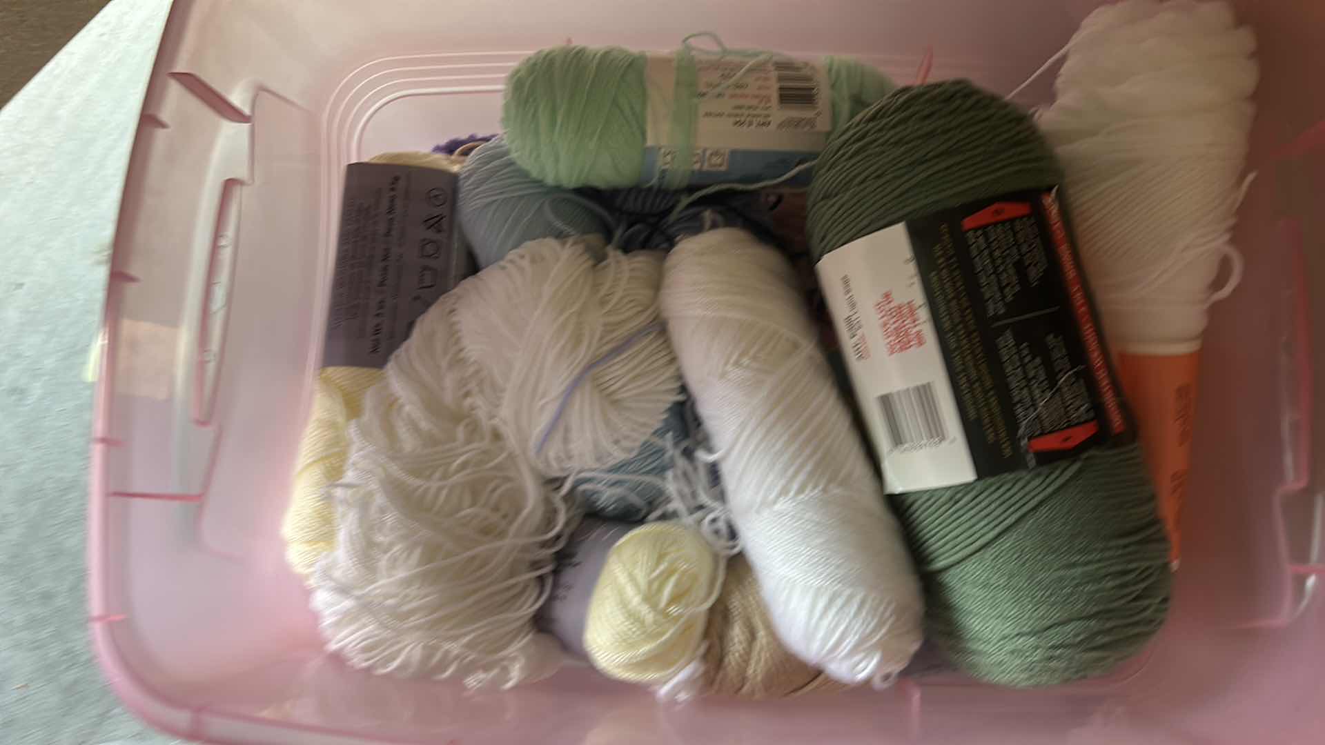 Photo 1 of TOTE WITH YARN