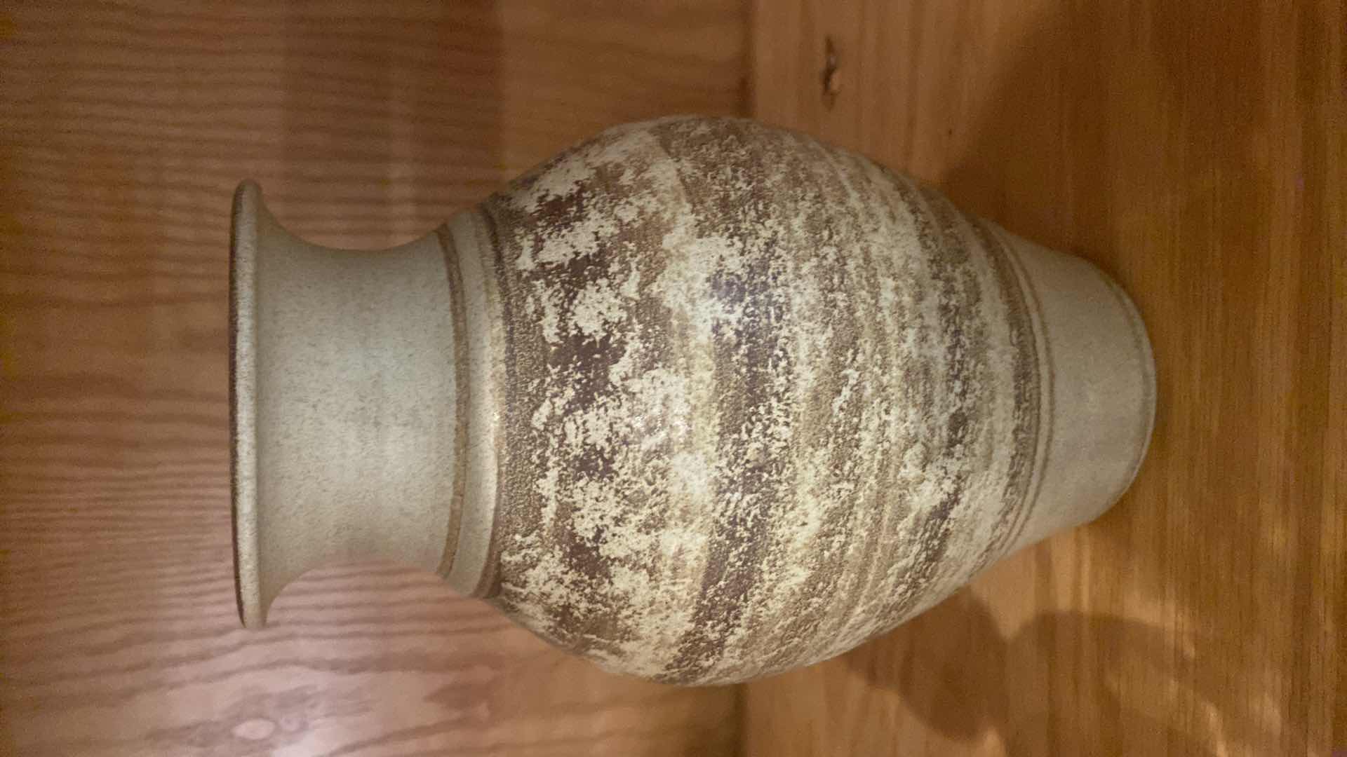 Photo 1 of 1979 POTTERY VASE SIGNED H11”