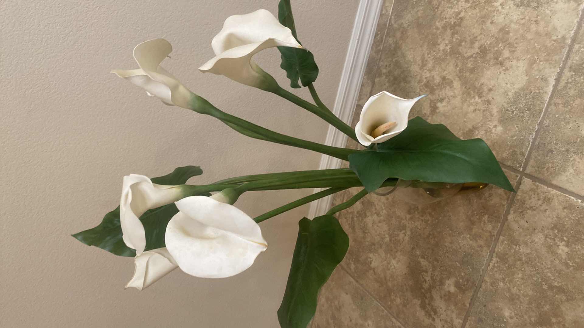 Photo 1 of FAUX CANAILLE IN GLASS WITH FLOATING WATER H30”