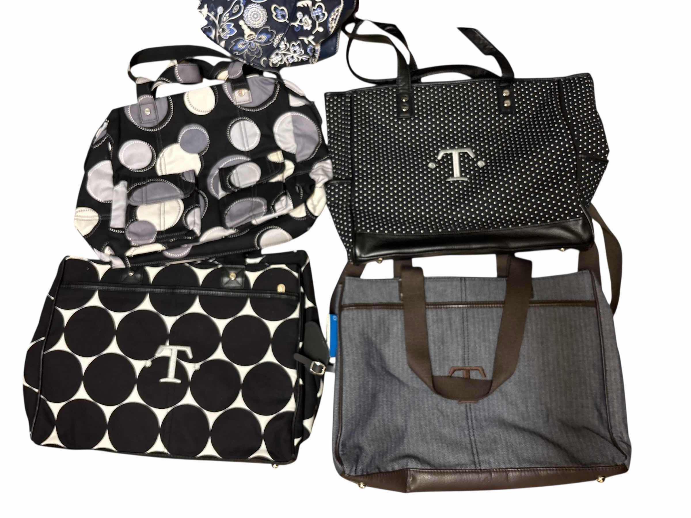 Photo 1 of (8)PCS WOMENS HANDBAGS