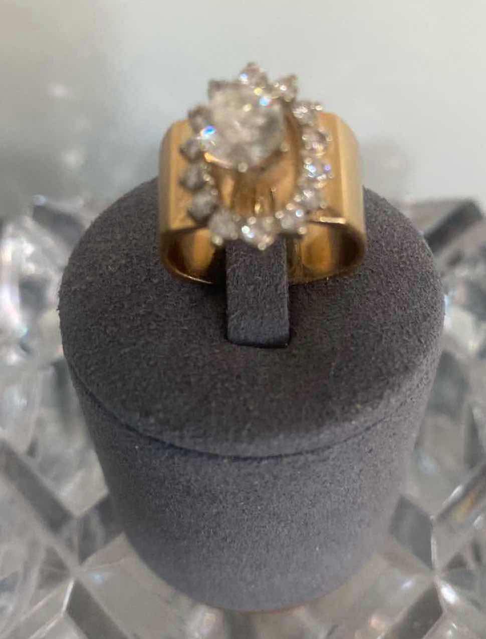Photo 1 of 14K YELLOW GOLD W. 1CT CENTER DIAMOND .50 SURROUNDING DIAMOND RING-10G SIZE 6 1/2