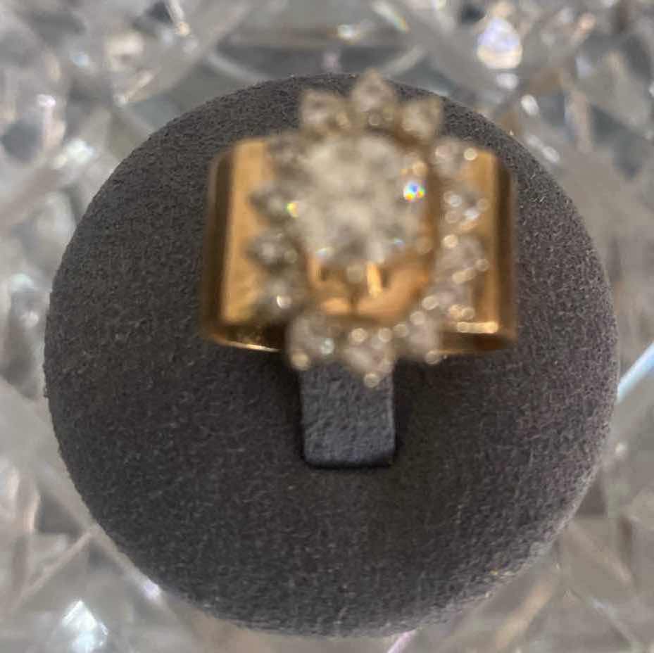 Photo 1 of 14K YELLOW GOLD W. 1CT CENTER DIAMOND .50 SURROUNDING DIAMOND RING-10G SIZE 6 1/2