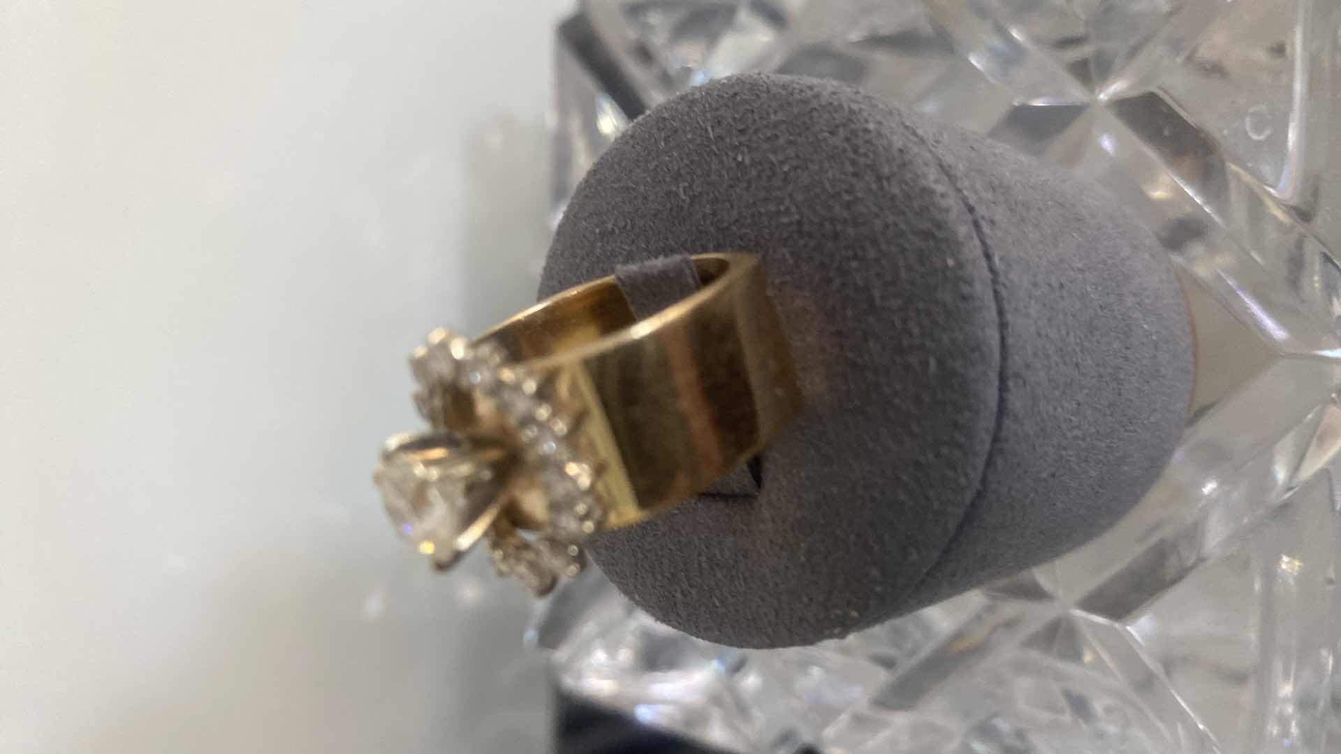 Photo 1 of 14K YELLOW GOLD W. 1CT CENTER DIAMOND .50 SURROUNDING DIAMOND RING-10G SIZE 6 1/2