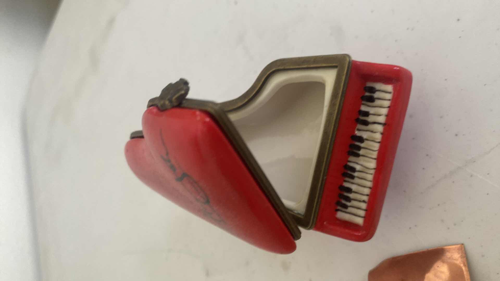 Photo 1 of SOUVENIRS- ELTON JOHN PIANO TRINKET BOX @ POTTERY BELL FROM ARIZONA H5”