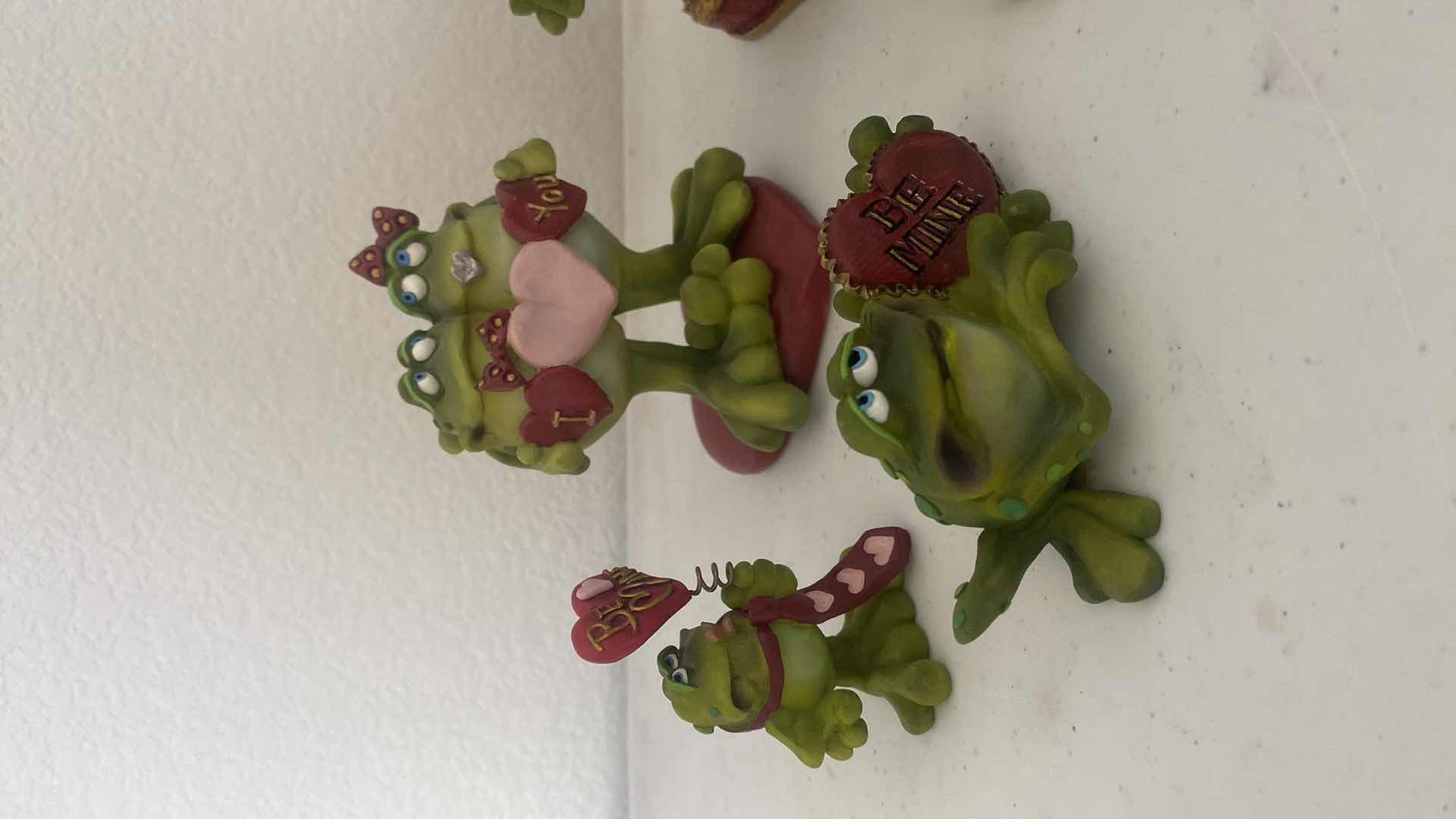 Photo 1 of 6 - HEAVY RESIN FROGS LARGEST H4”