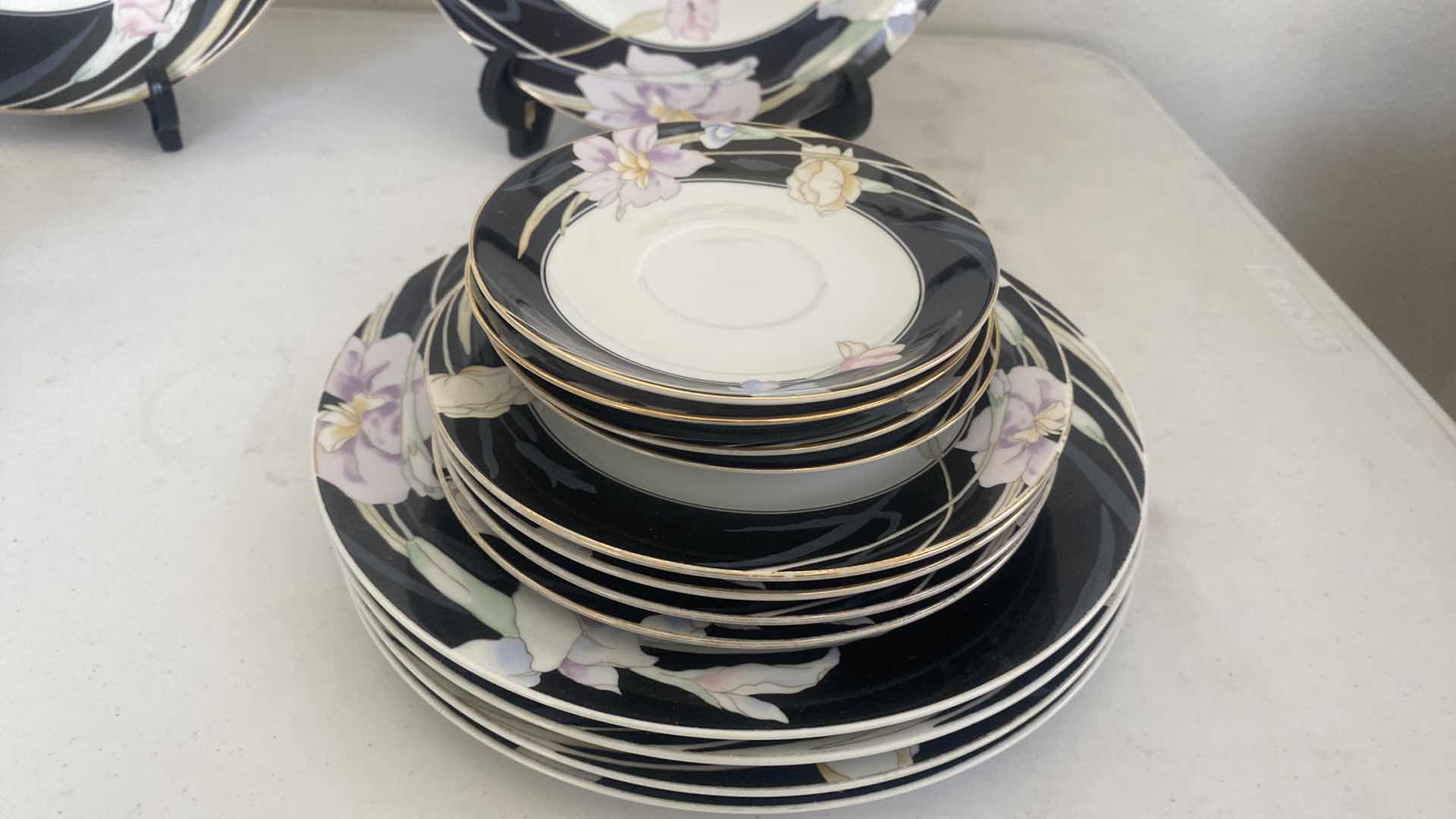 Photo 1 of 19 - PIECES MIKASA CARISMA CHINA MADE IN JAPAN - 2 12” PLATTERS 4 DINNER, SALAD, TEA CUPS W/ SAUCERS & 1 CREAMER