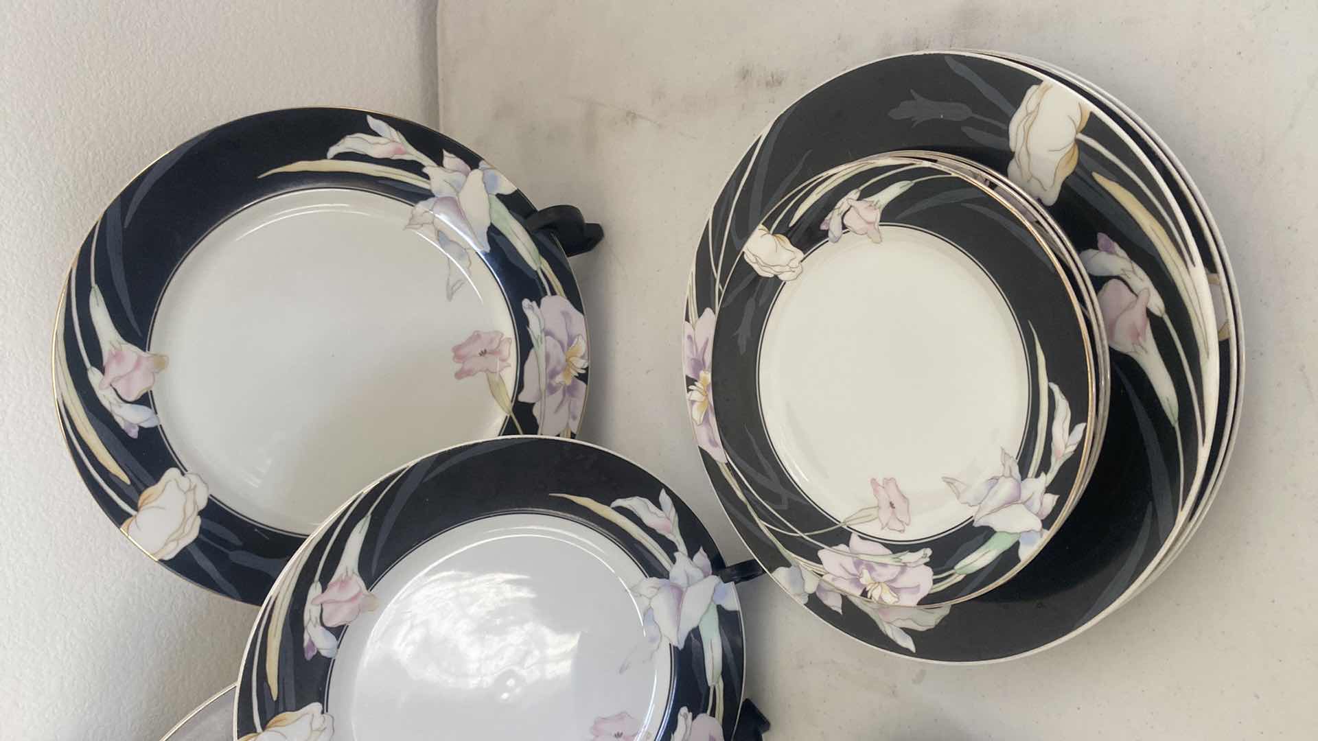 Photo 1 of 19 - PIECES MIKASA CARISMA CHINA MADE IN JAPAN - 2 12” PLATTERS 4 DINNER, SALAD, TEA CUPS W/ SAUCERS & 1 CREAMER