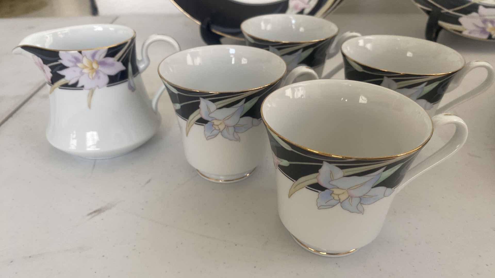 Photo 1 of 19 - PIECES MIKASA CARISMA CHINA MADE IN JAPAN - 2 12” PLATTERS 4 DINNER, SALAD, TEA CUPS W/ SAUCERS & 1 CREAMER