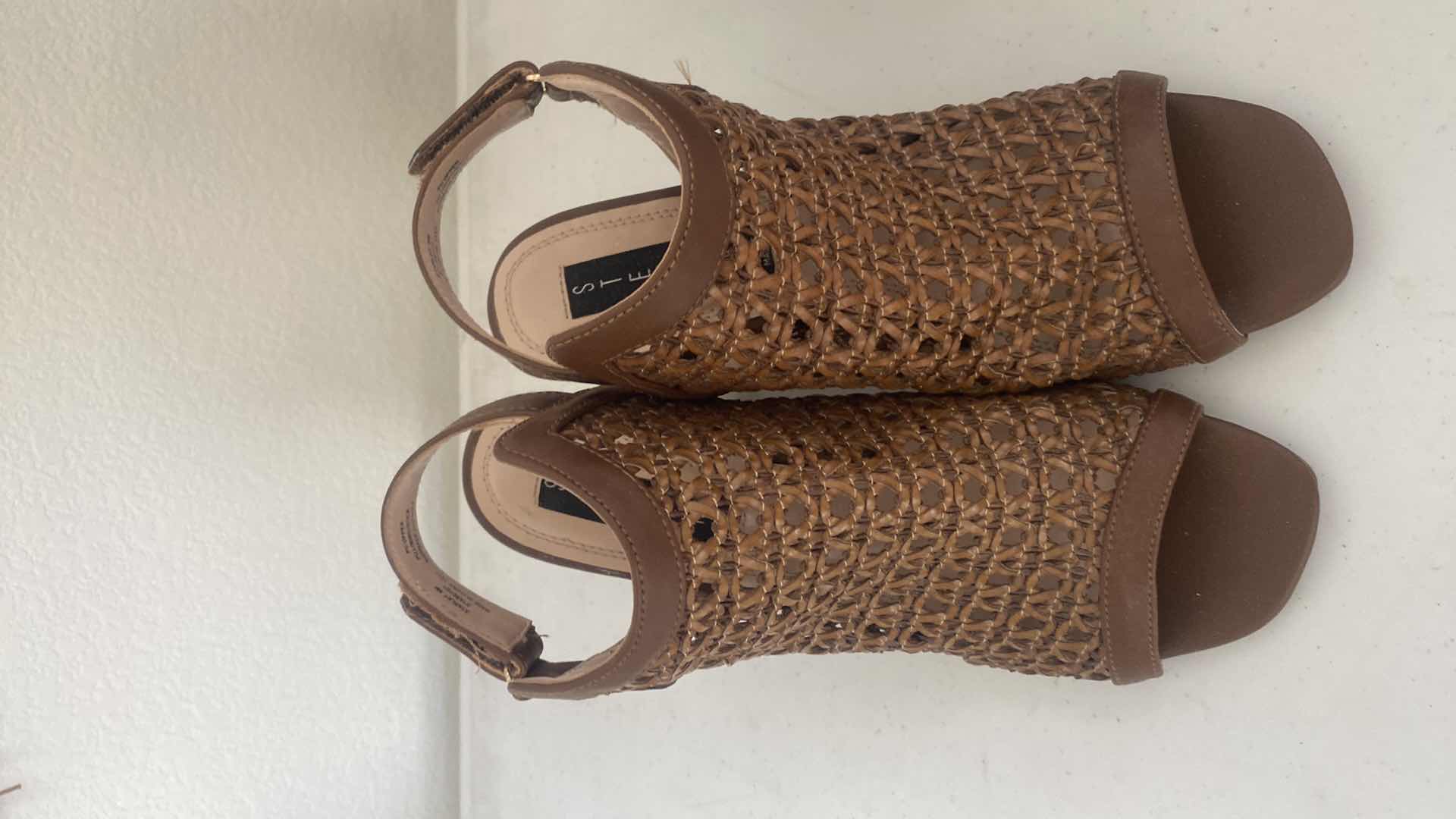 Photo 1 of 3 - WOMENS OPEN TOE SANDALS SIZE 7 1/2