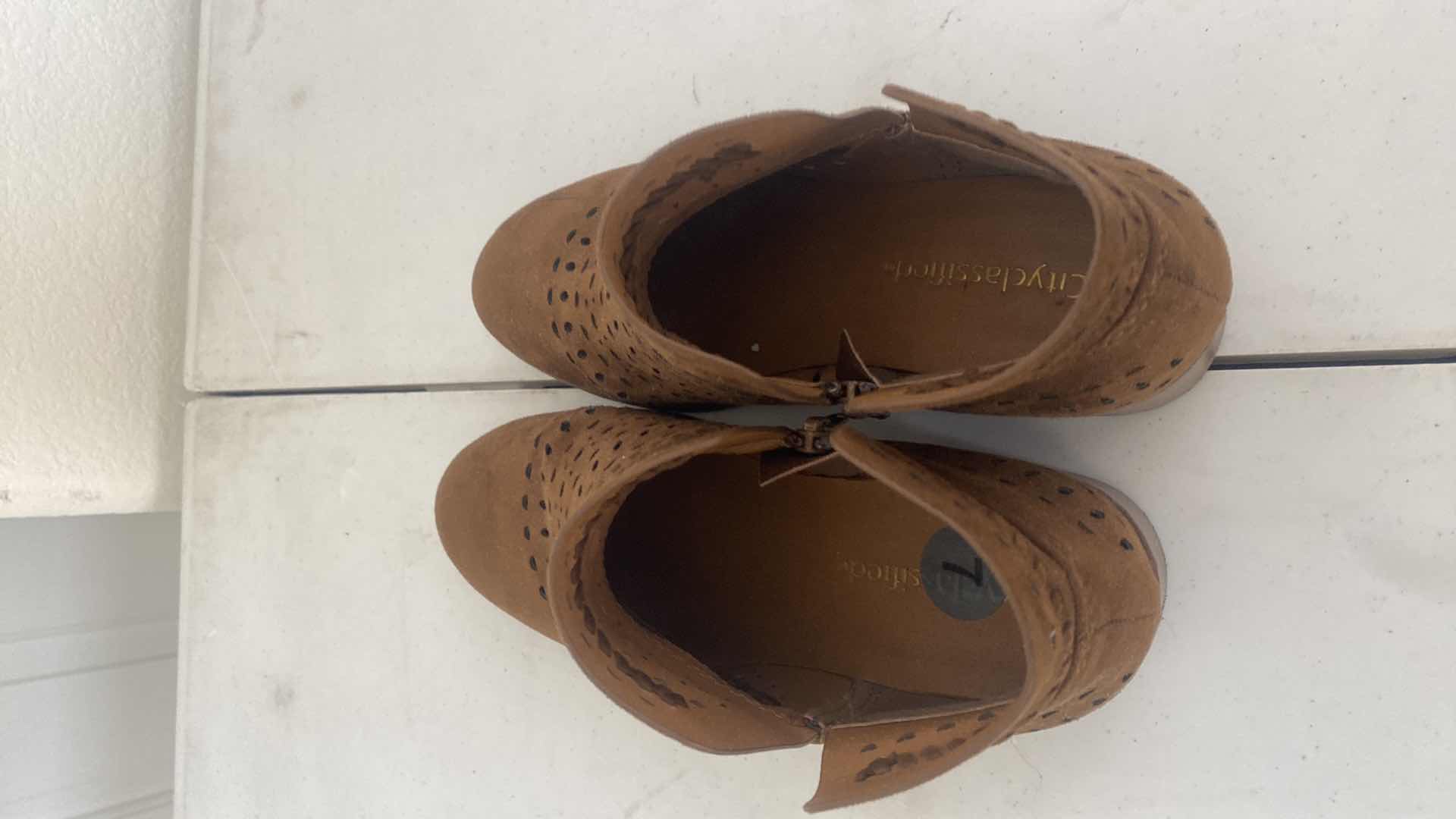 Photo 1 of 3 - WOMENS SHOES & BOOTS SIZES 7 & 7 1/2