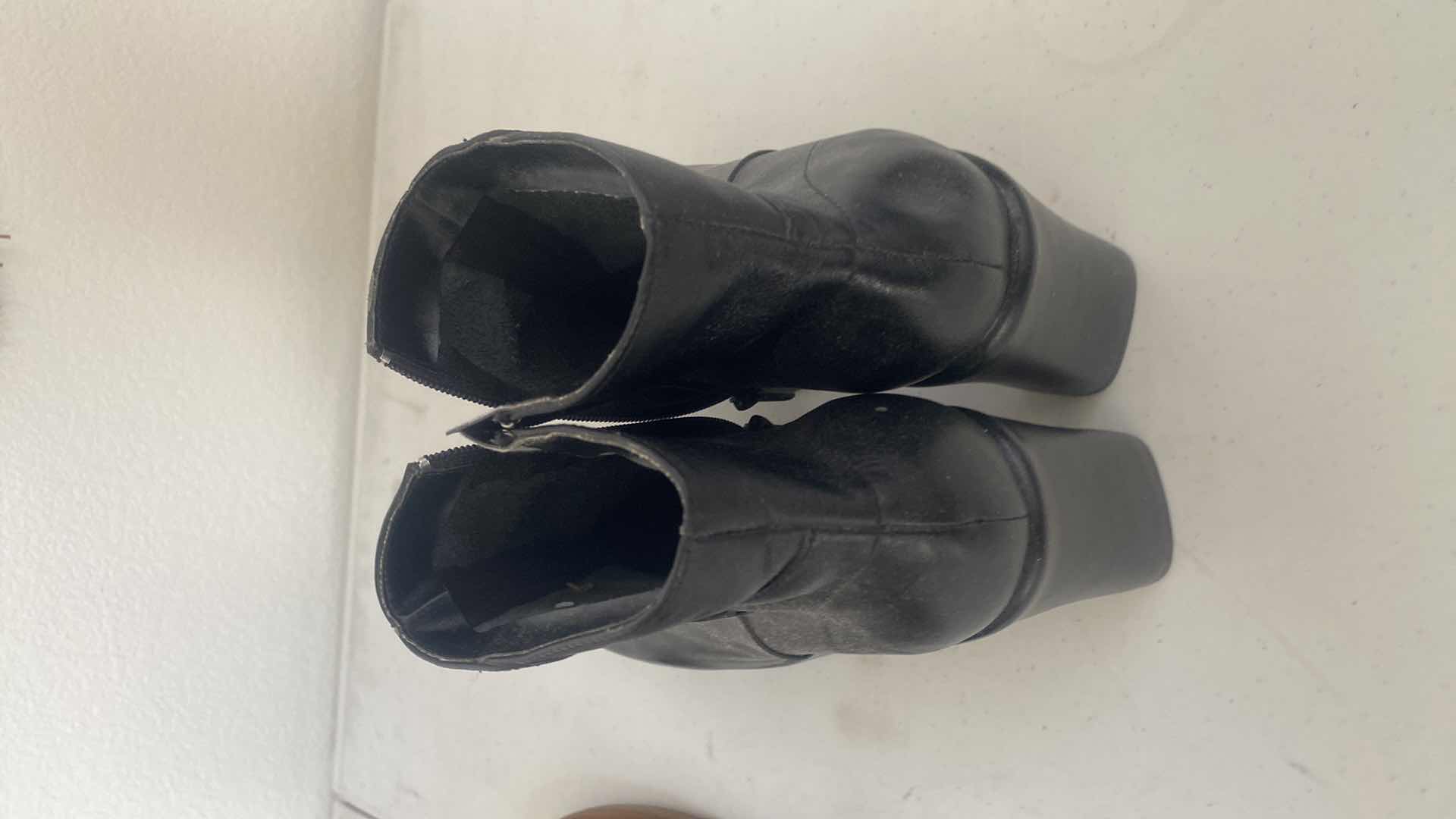 Photo 1 of 3 - WOMENS SHOES & BOOTS SIZES 7 & 7 1/2