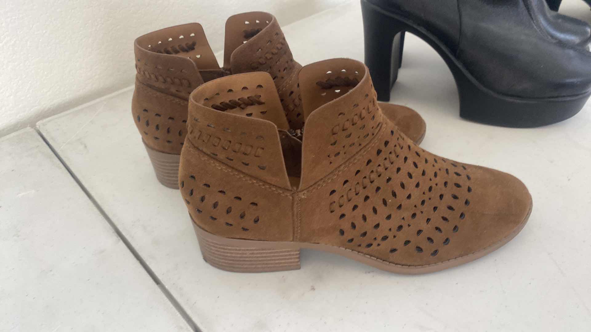 Photo 1 of 3 - WOMENS SHOES & BOOTS SIZES 7 & 7 1/2