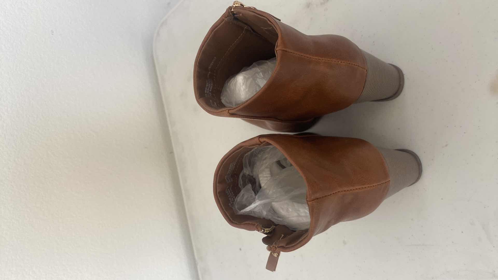 Photo 1 of 2 - WOMENS BOOTS SIZE 7 1/2