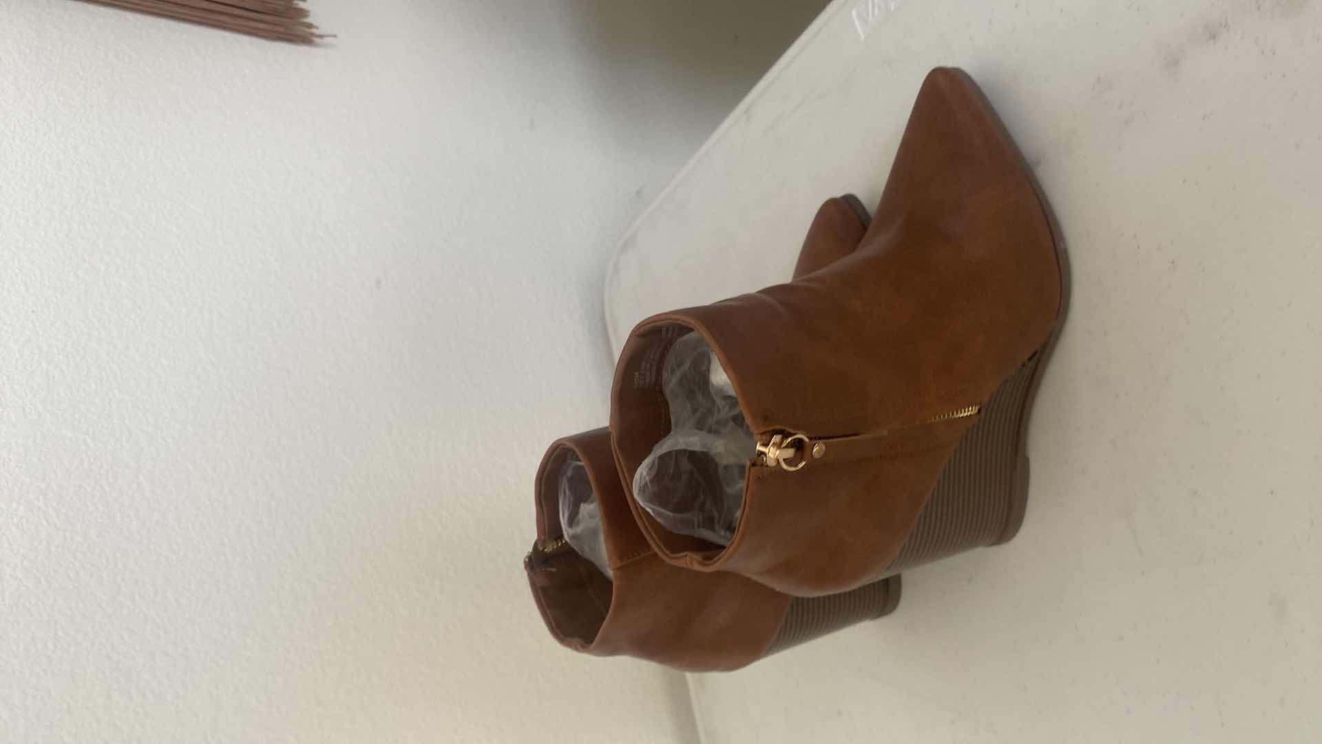 Photo 1 of 2 - WOMENS BOOTS SIZE 7 1/2