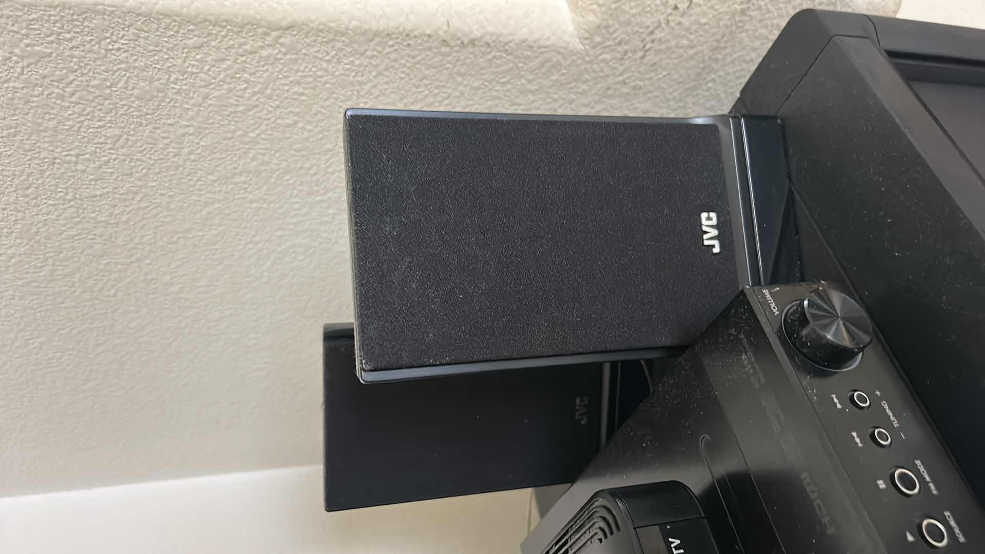 Photo 1 of JVC ELECTONICS - SUPWOOFER 5 SPEAKERS, DVD PLAYER