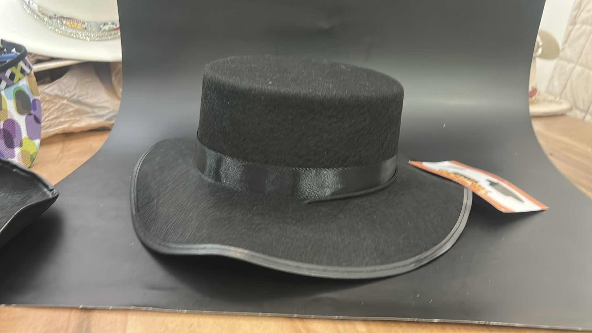Photo 1 of NEW - 6 MENS HATS